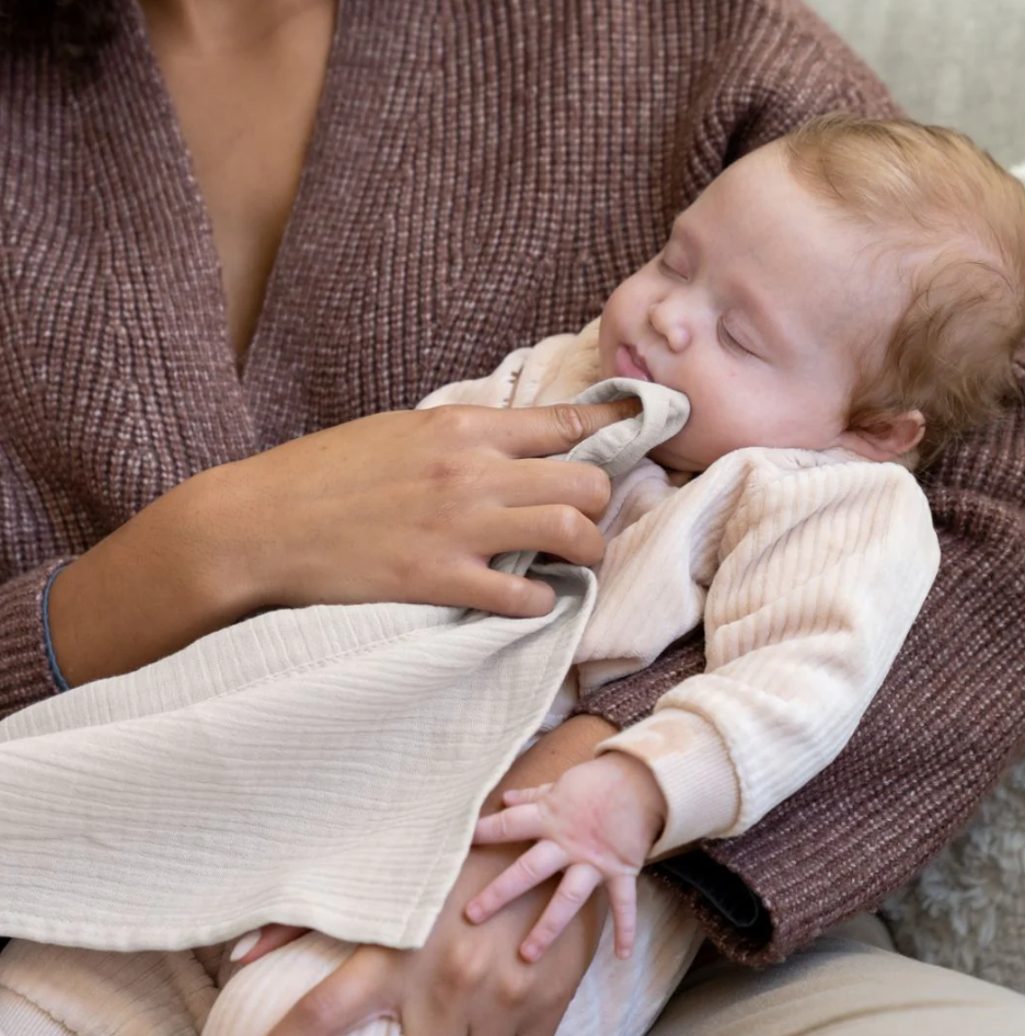 Doomoo - Esarfa pentru alaptat multifunctionala din bumbac organic Momâ€™n Play Almond, [3],bestfam.ro