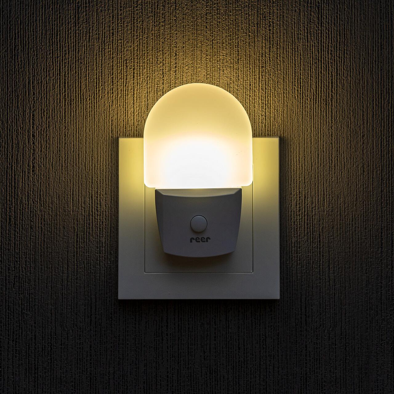 Lampa de veghe pentru priza, cu comutator, 0+ luni, Reer NightGuide 52390, [4],bestfam.ro