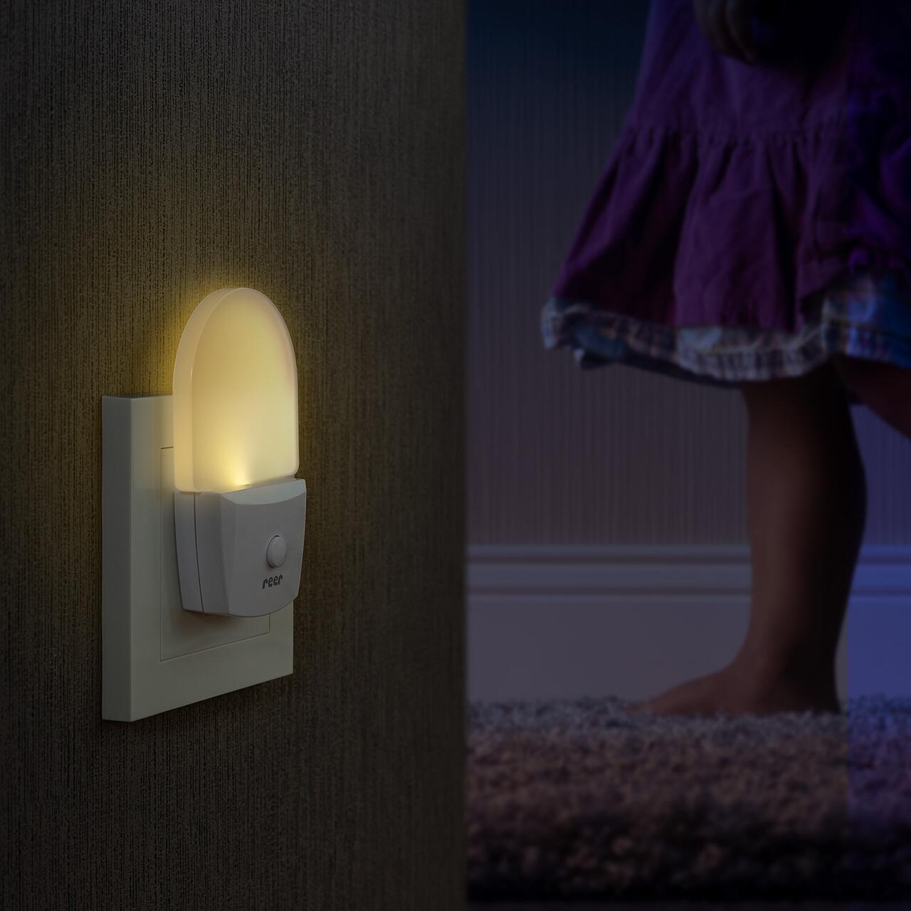 Lampa de veghe pentru priza, cu comutator, 0+ luni, Reer NightGuide 52390, [5],bestfam.ro