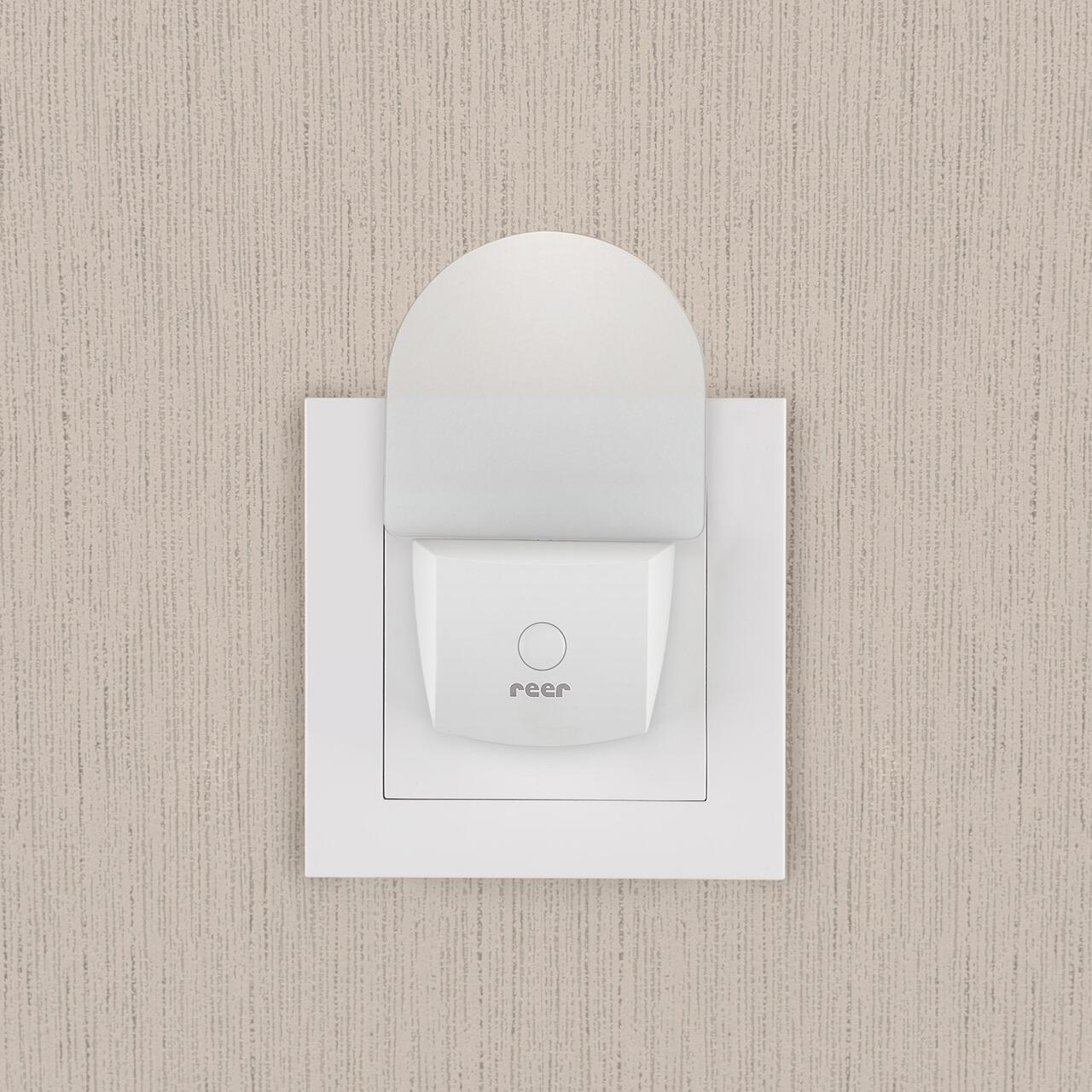 Lampa de veghe pentru priza, cu comutator, 0+ luni, Reer NightGuide 52390, [6],bestfam.ro