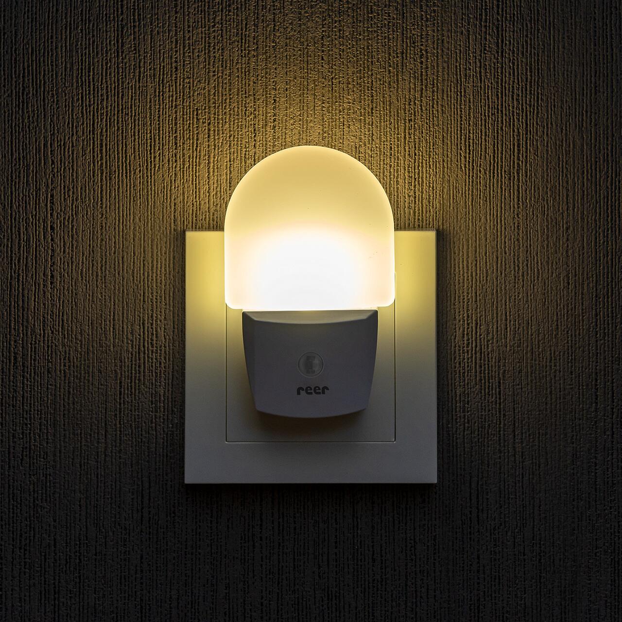 Lampa de veghe pentru priza, cu senzor de noapte sau zi, 0+ luni, Reer NightGuide 52380, [4],bestfam.ro