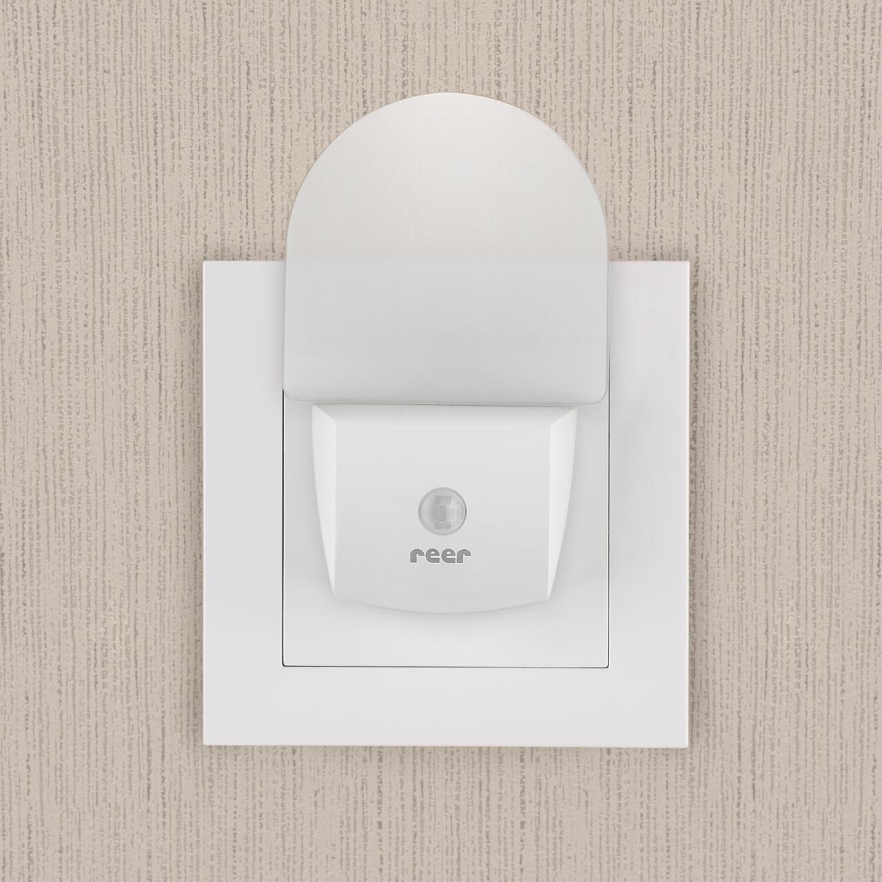 Lampa de veghe pentru priza, cu senzor de noapte sau zi, 0+ luni, Reer NightGuide 52380, [6],bestfam.ro
