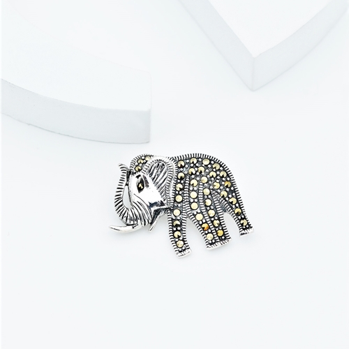 brosa din argint cu marcasite in forma de elefant pe fond alb