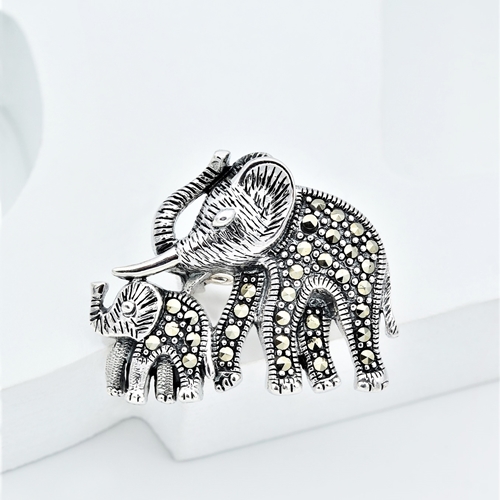 Brosa din argint cu marcasite sub forma de elefant cu pui pe fond alb