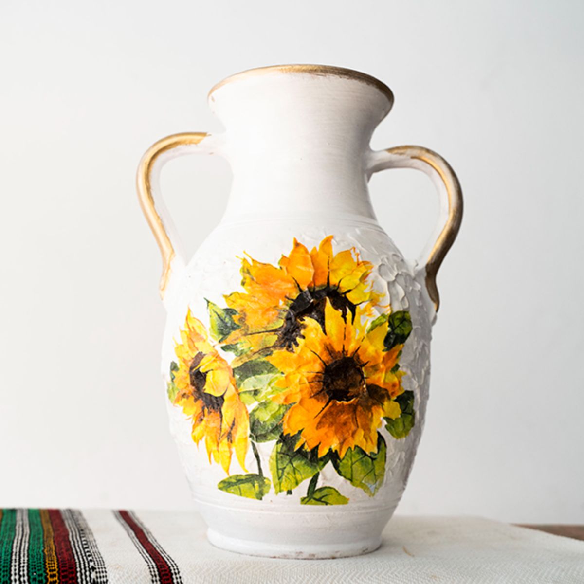 Decoratiuni de interior - Vază din ceramica cu Floarea Soarelui, hectarul.ro