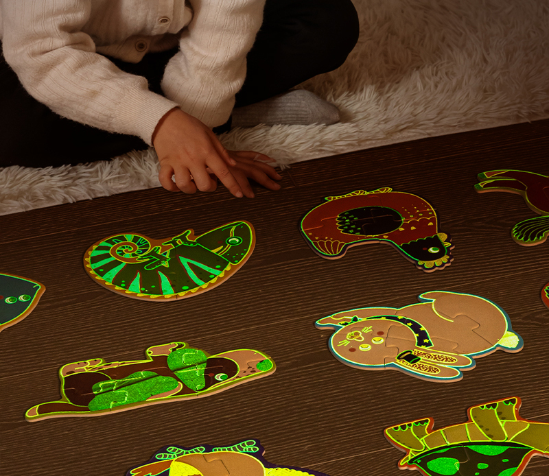 Puzzle geanta cadou 89 piese efect luminos dinozauri 4+ deli [1]