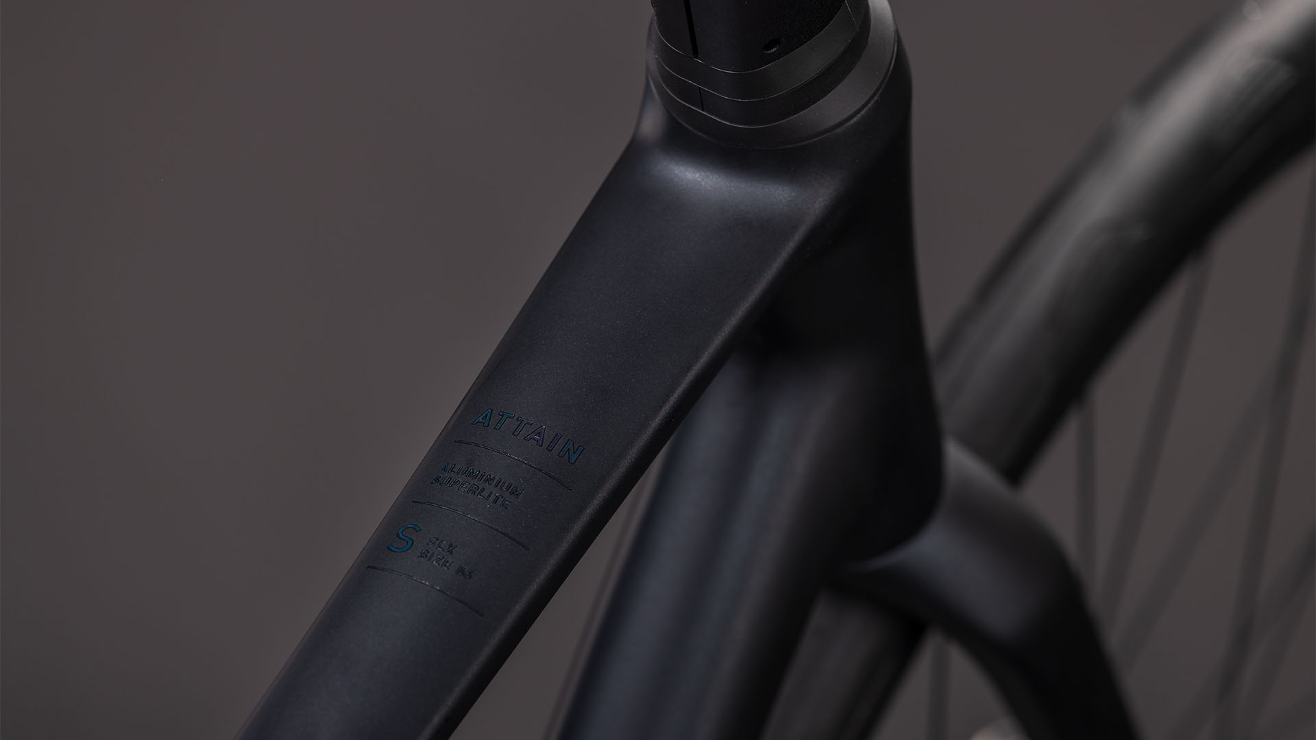 BICICLETA CUBE ATTAIN SLX COAL PRISM 2026 60 cm [1]