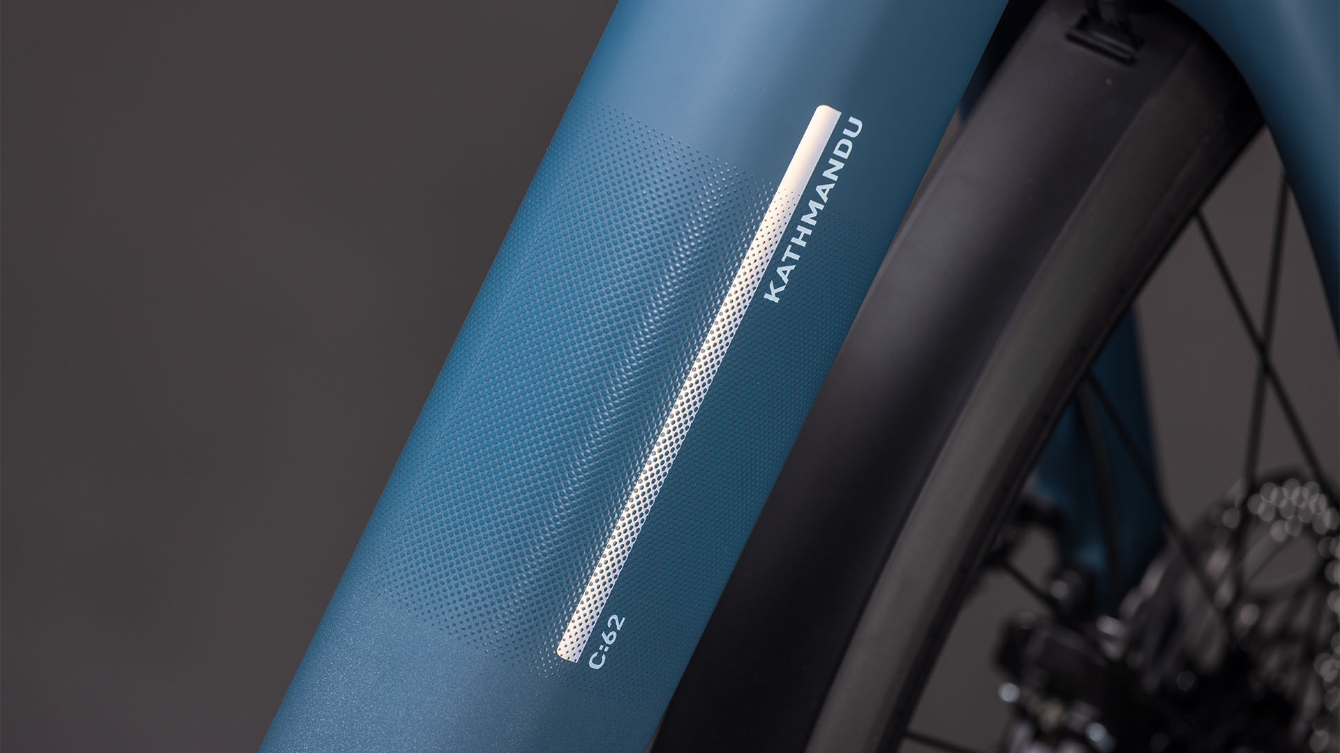 BICICLETA ELECTRICA CUBE KATHMANDU HYBRID C:62 PRO 400X EASY ENTRY SPECTRALBLUE PRISM 2026 58 cm [2]