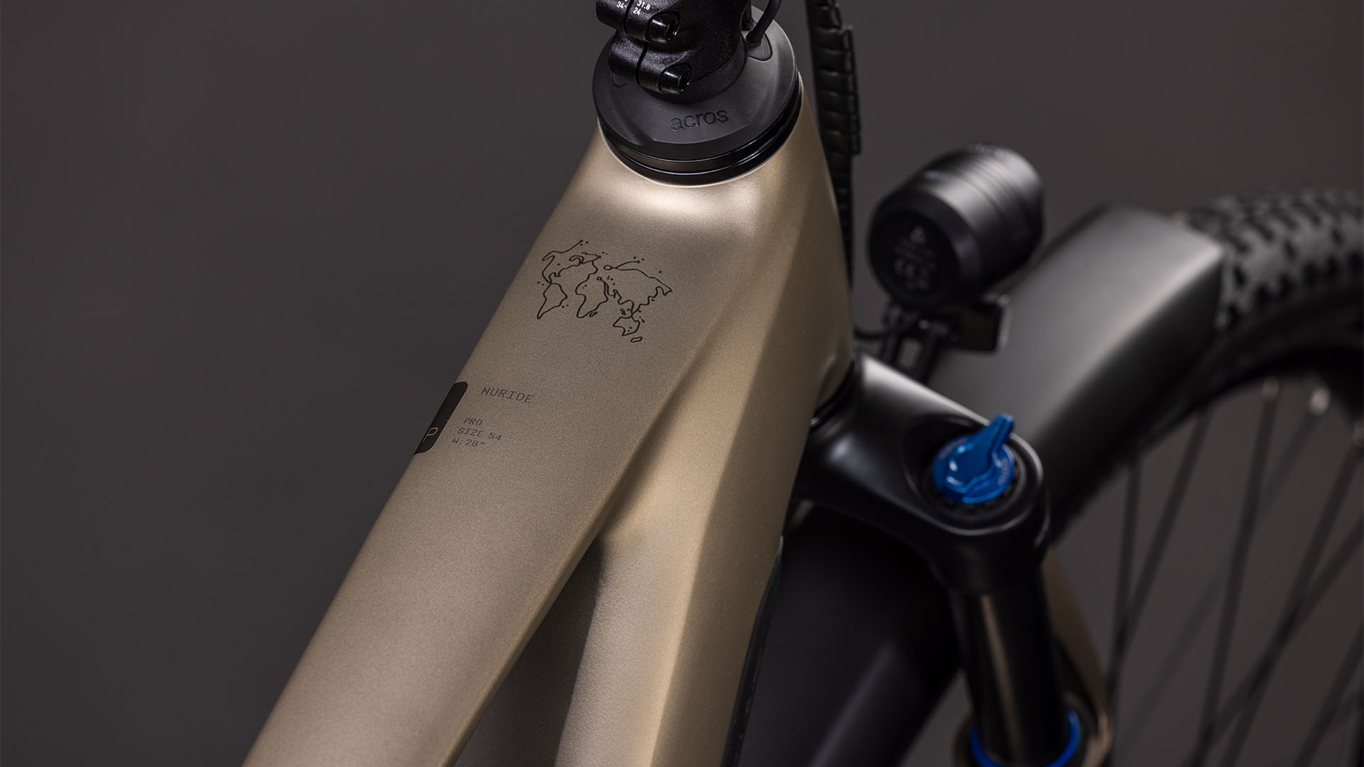 BICICLETA ELECTRICA CUBE NURIDE HYBRID PRO 600 FLASHSTONE CHROME 2026 54 cm [1]