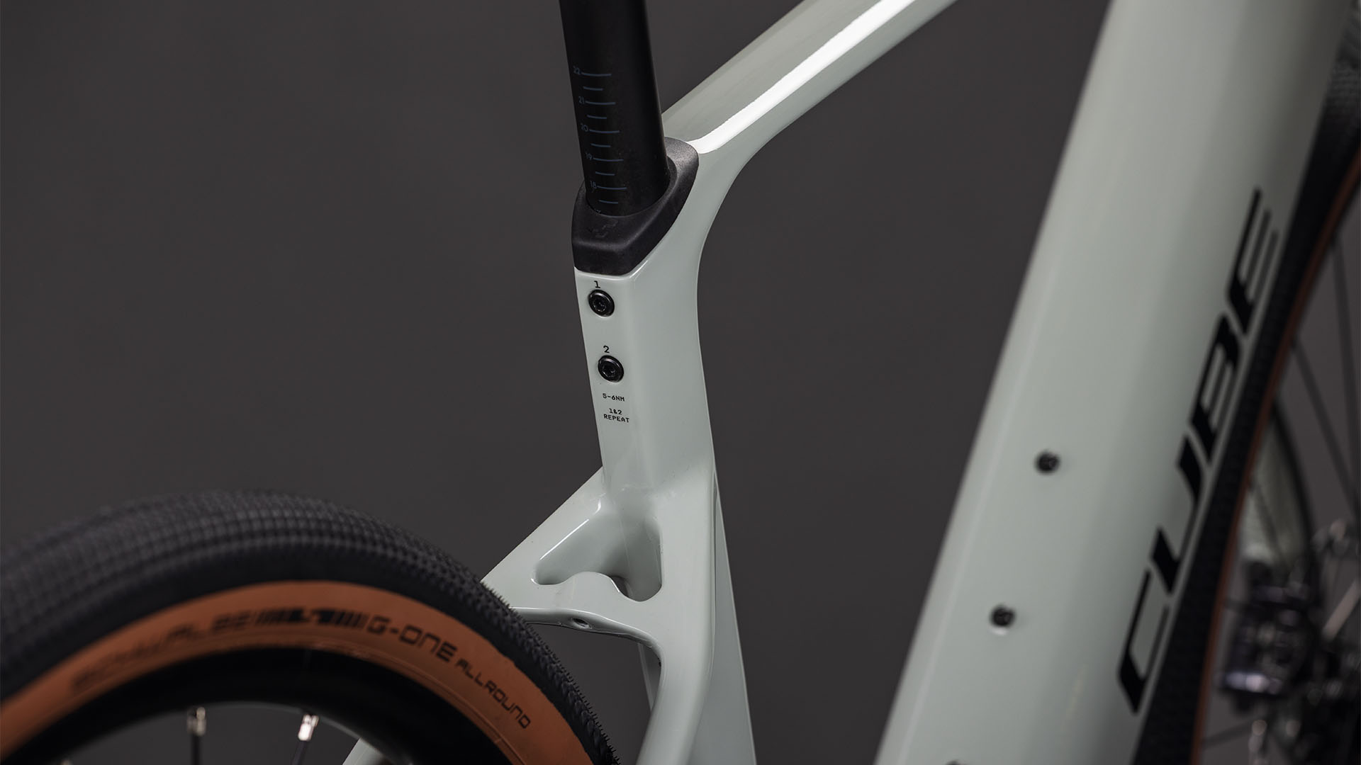 BICICLETA ELECTRICA CUBE NUROAD HYBRID C:62 RACE 400X REEDBEIGE BLACK 2026 M [2]