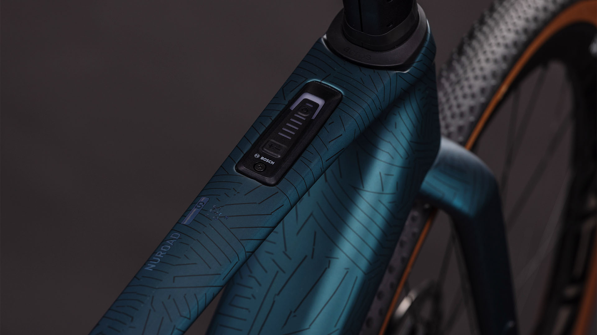 BICICLETA ELECTRICA CUBE NUROAD HYBRID C:62 SLT 400X ROYALGREEN CRISSCROSS 2026 M [1]