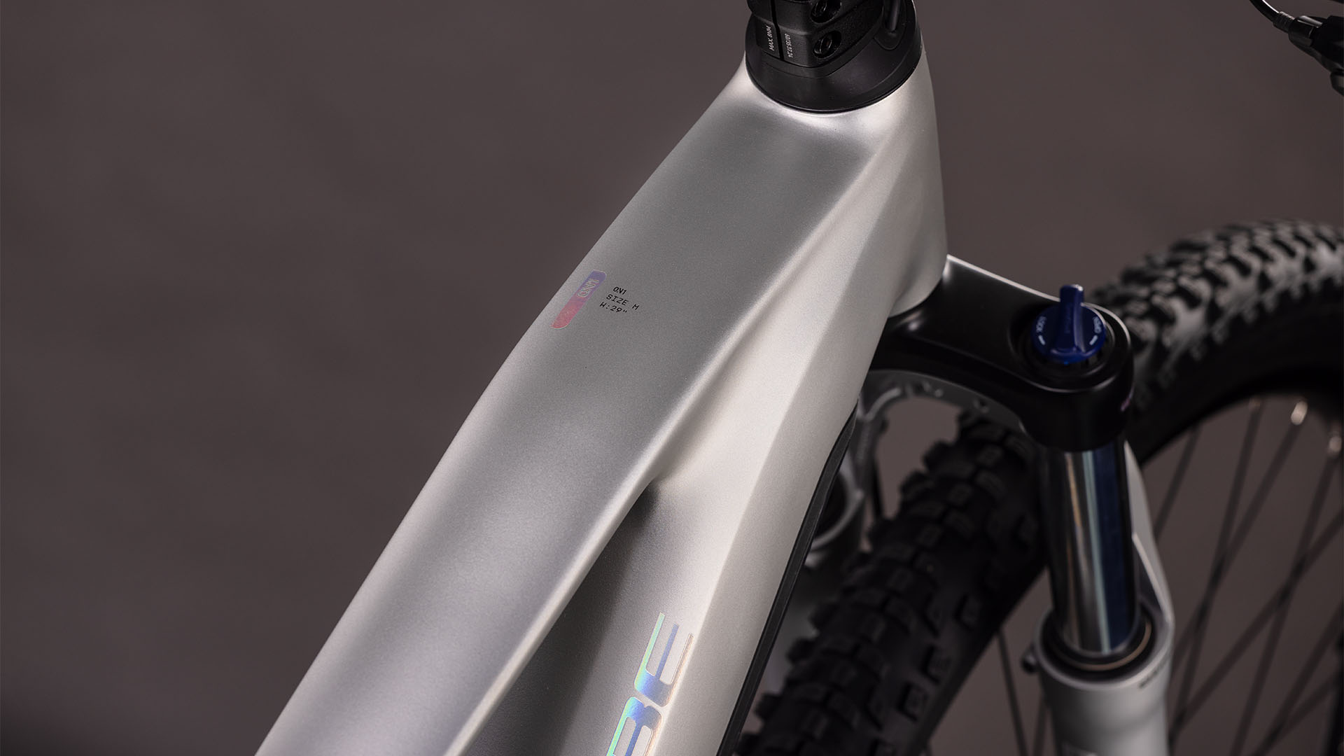 BICICLETA ELECTRICA CUBE REACTION HYBRID ONE 800 SLEEKGREY PRISM 2026 cadru S (16") - roti 27.5 [1]