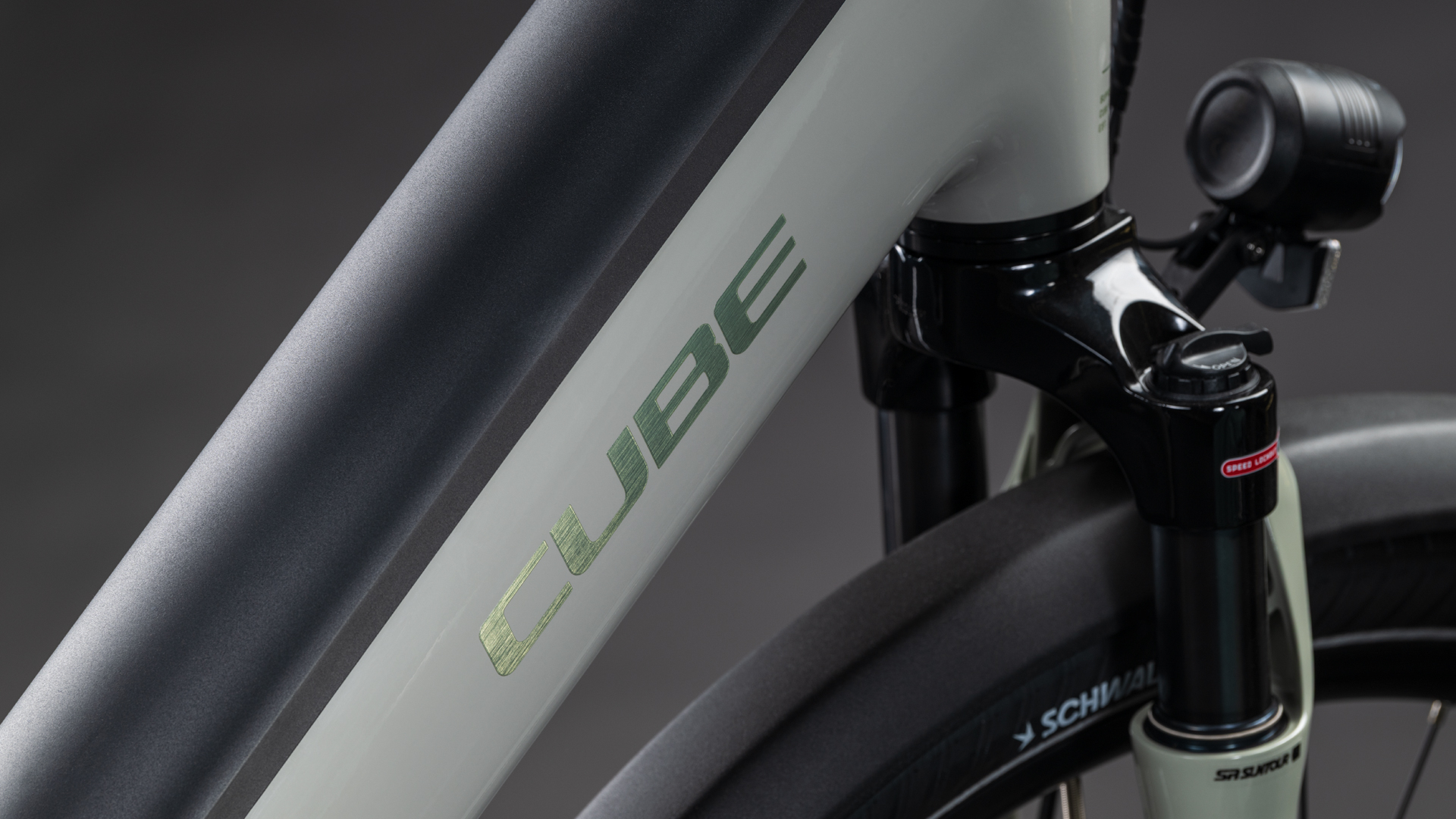 BICICLETA ELECTRICA CUBE SUPREME HYBRID DELUXE ONE 600 EASY ENTRY ASHGREEN CHROME 2026 50 cm [2]