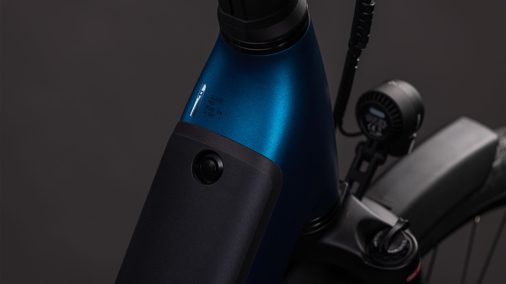 BICICLETA ELECTRICA CUBE SUPREME HYBRID DELUXE PRO 600 EASY ENTRY ELECTRICBLUE CHROME 2026 42 cm [1]