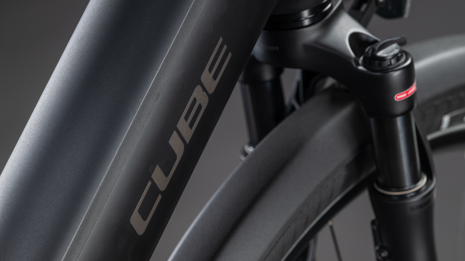 BICICLETA ELECTRICA CUBE SUPREME RT HYBRID DELUXE EX 600 EASY ENTRY BLACK CHROME 2026 46 cm [2]