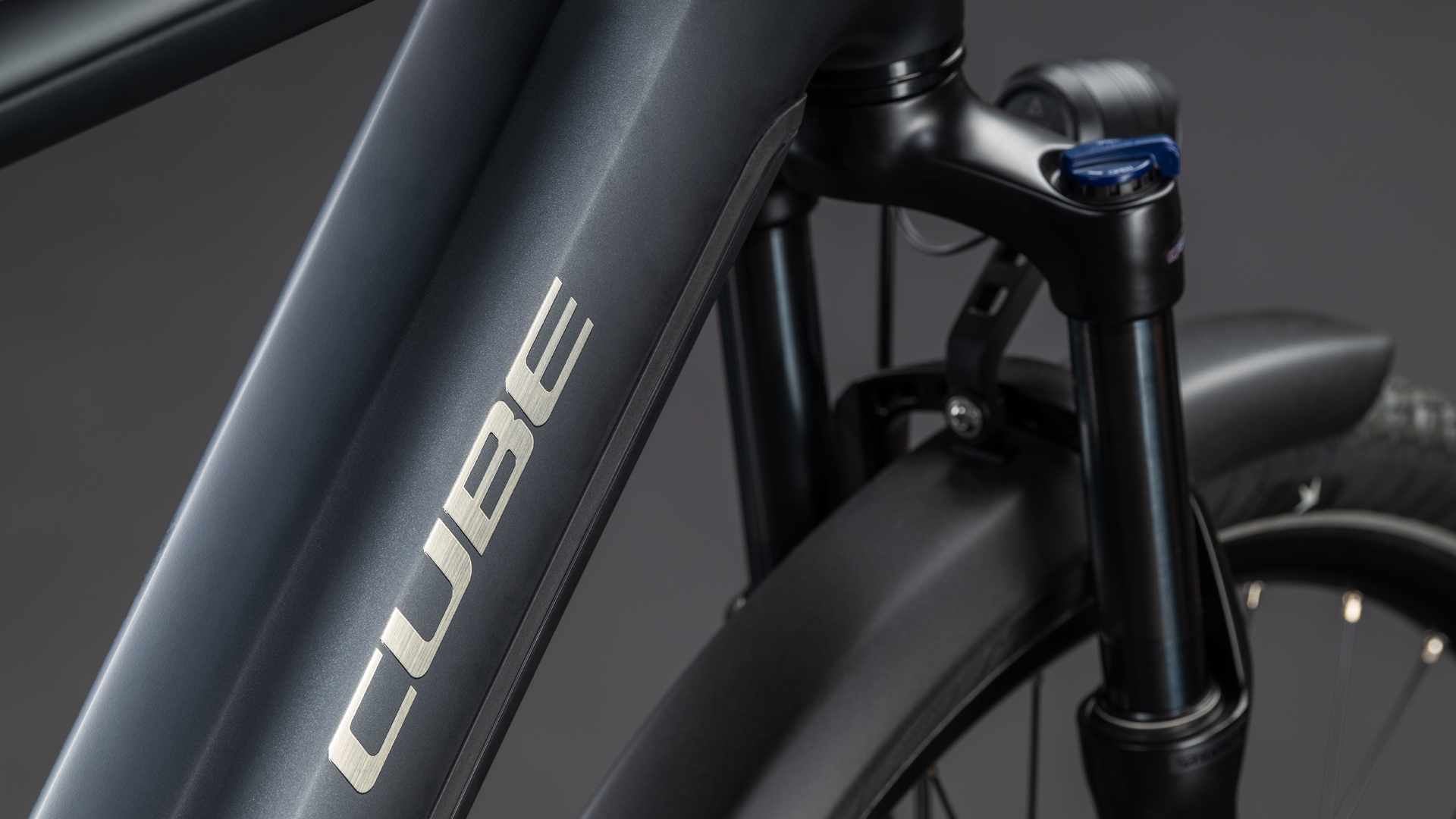 BICICLETA ELECTRICA CUBE TOURING HYBRID ONE 600 COAL CHROME 2026 50 cm [2]