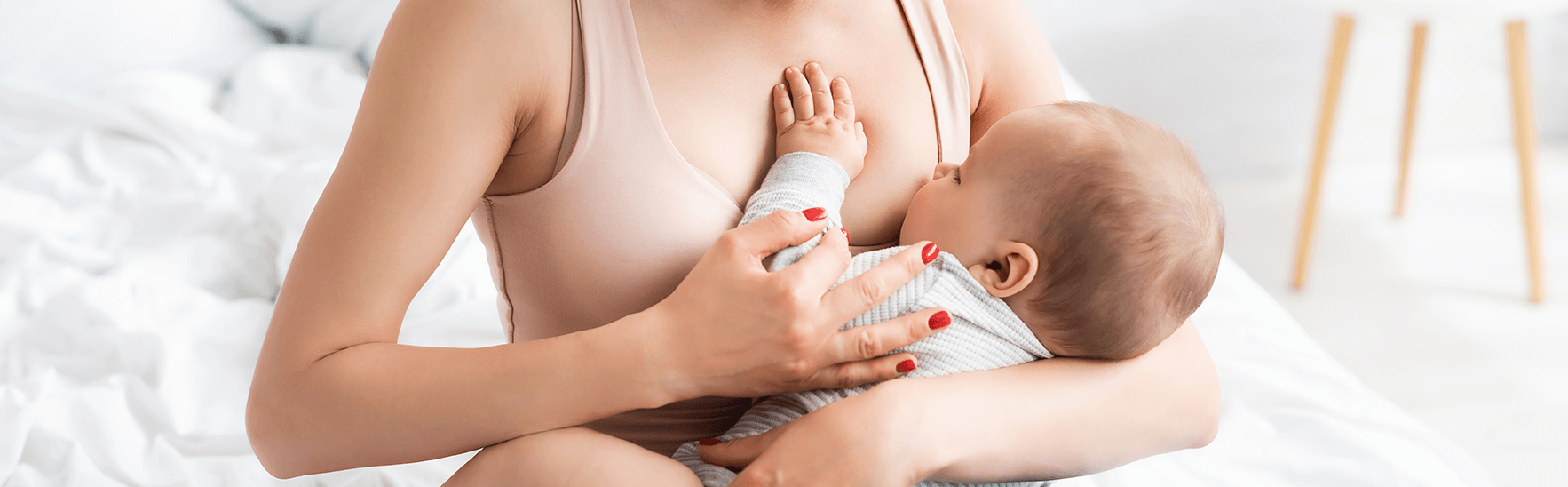 în primele 4-6 luni de viață, bebelușul să fie hrănit cu lapte matern