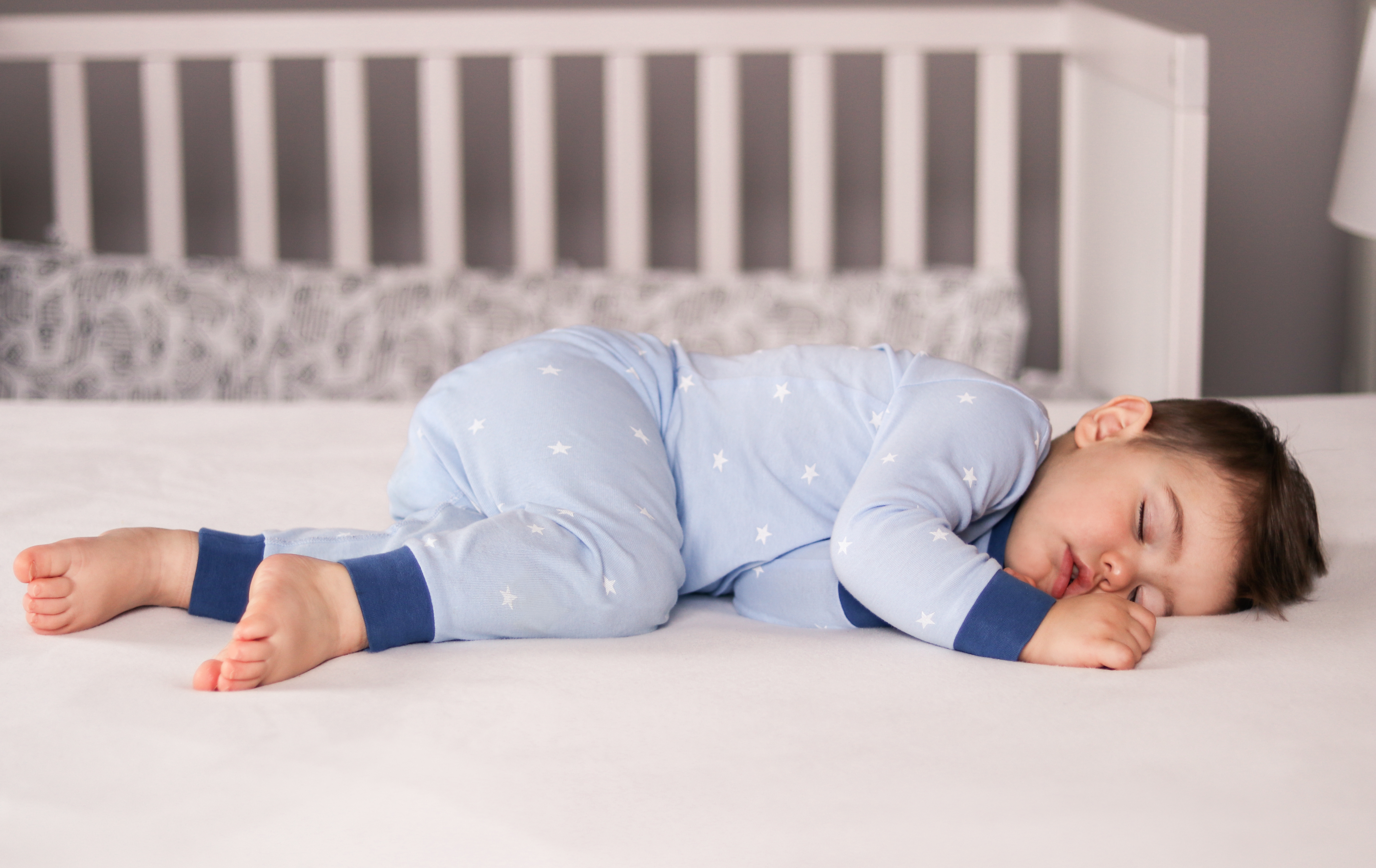 Ce să iei în considerare când alegi o saltea pentru patul bebelușilor și al copiilor