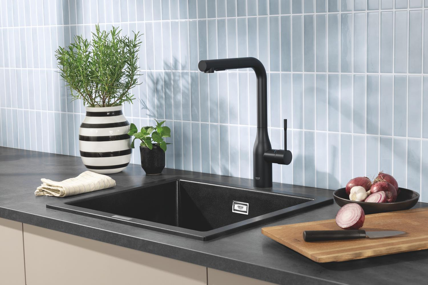 Baterie bucatarie Grohe 302702430, 0.6 bar, 348 mm, 204 mm, 1 orificii instalare, 2 sprayuri, 360 unghi pivotare, Negru