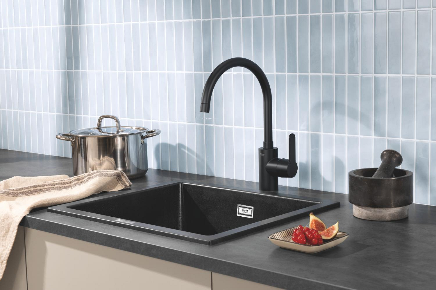 Baterie bucatarie Grohe 314942431, 0.6 bar, 353 mm, 224 mm, 1 orificii instalare, 1 sprayuri, 150 unghi pivotare, Negru