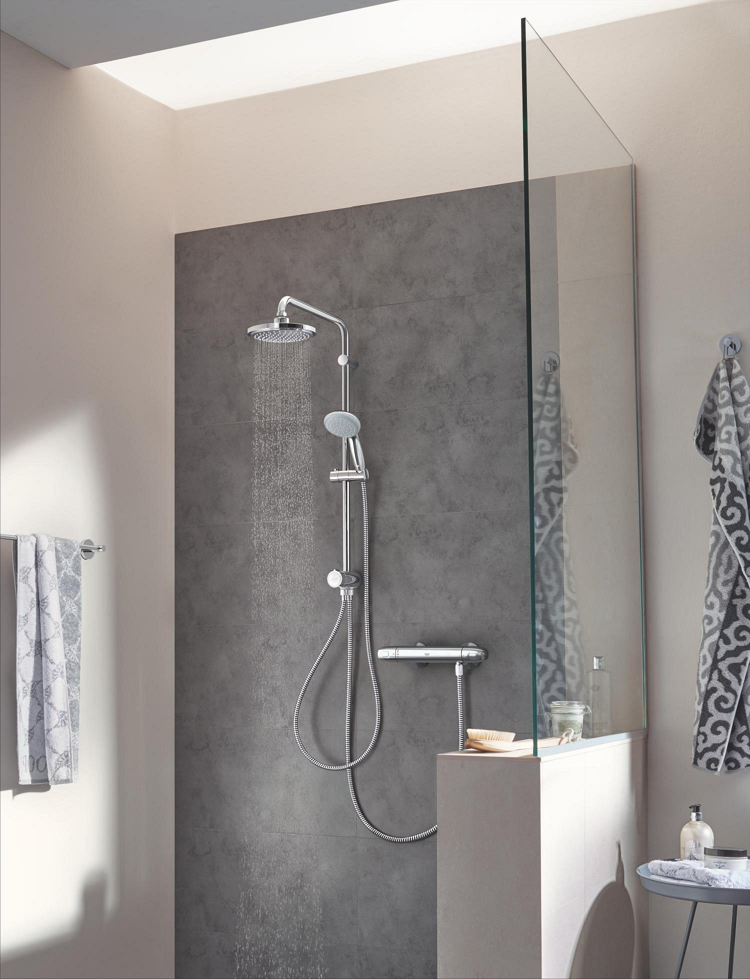 Baterie dus Grohe 34814003, 0.8 bar, 81 mm, 305 mm, 2 orificii instalare, 1/2 dimensiune racord furtun, Crom