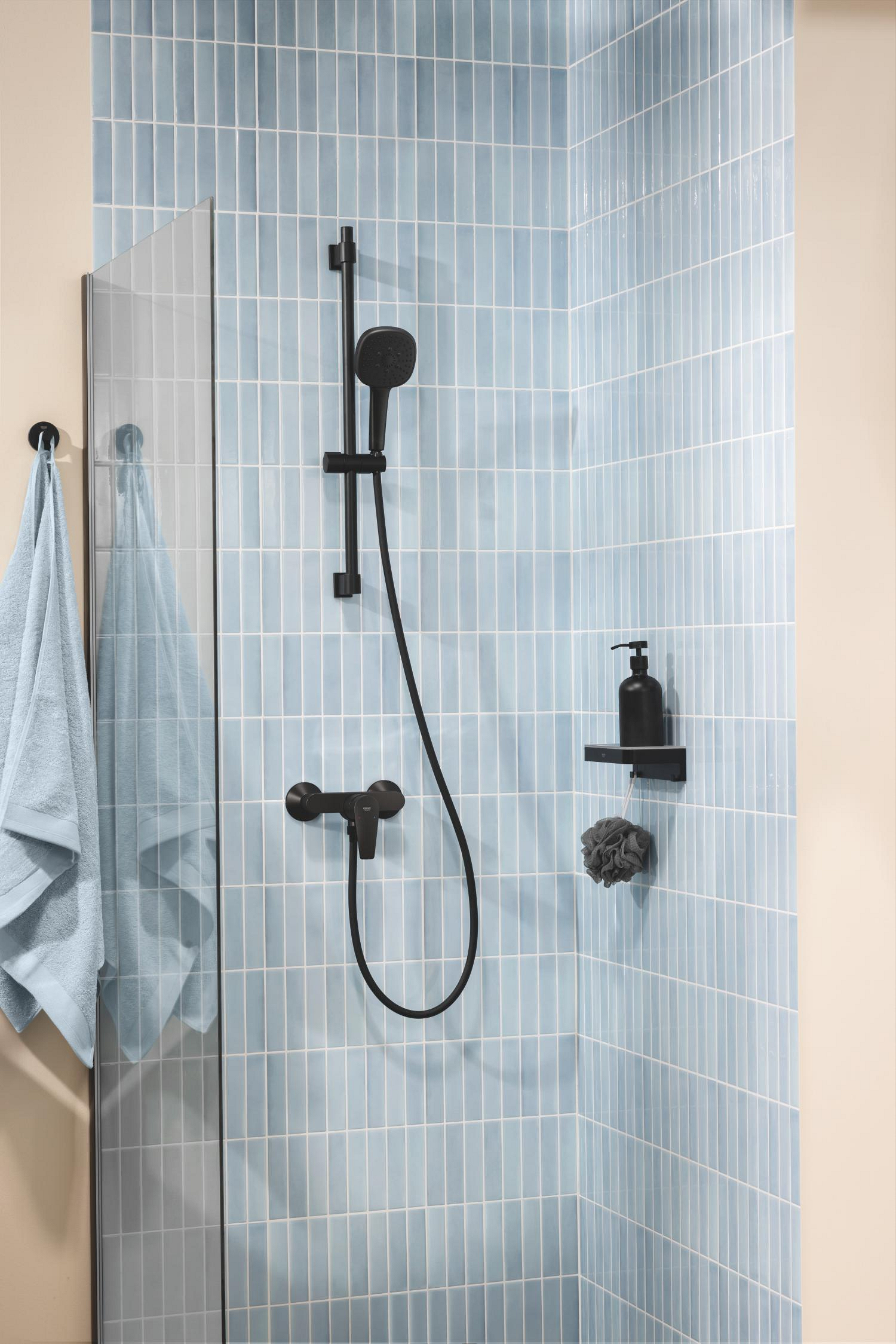Baterie dus Grohe 233472431, 1 bar, 135 mm, 215 mm, 2 orificii instalare, 1/2 dimensiune racord furtun, Negru