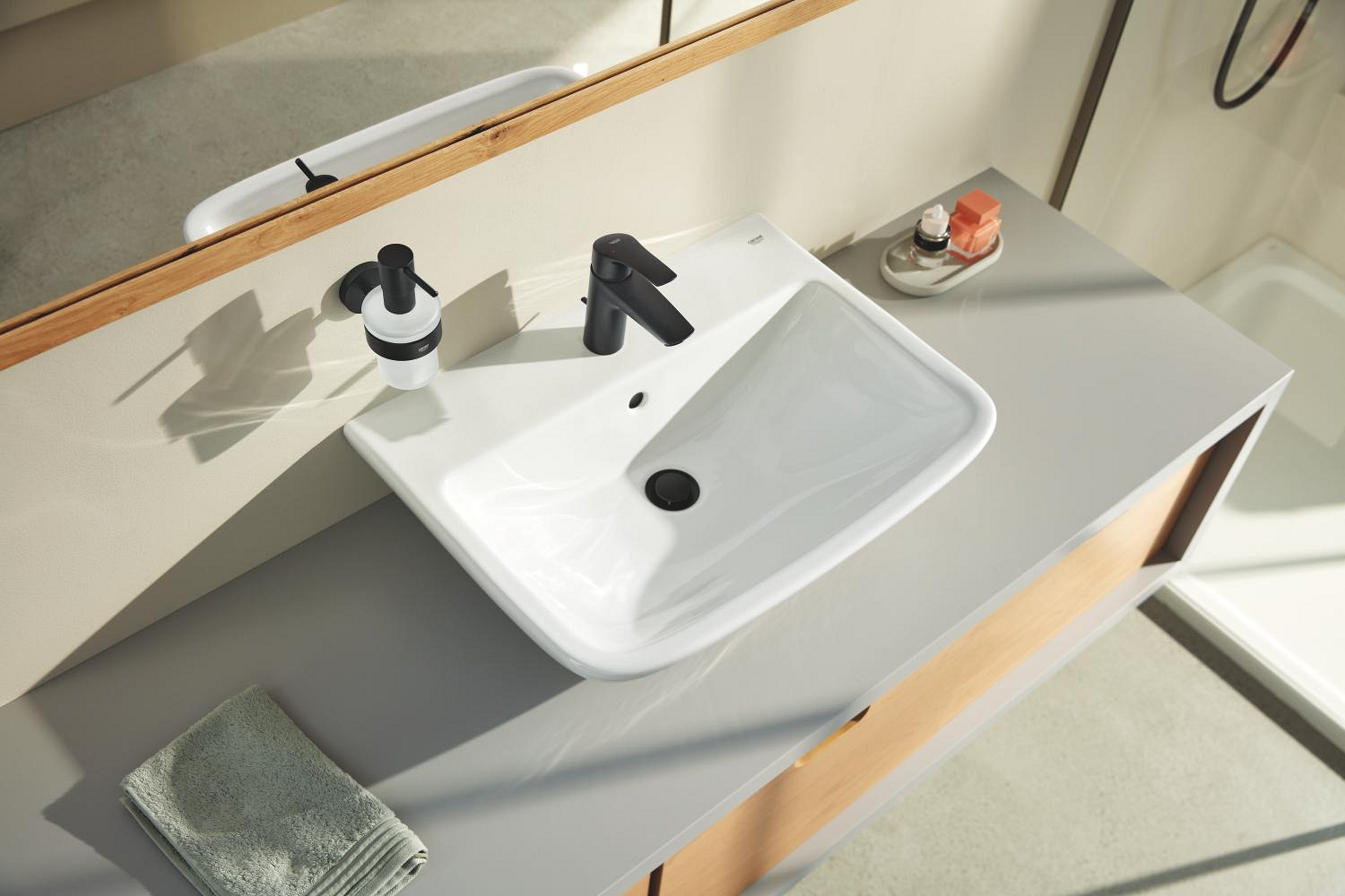 Dozator sapun Grohe 1024702430, 157 mm, 92 mm, 2 orificii instalare, 160 volum ml, pe suport, metal, sticla, Negru