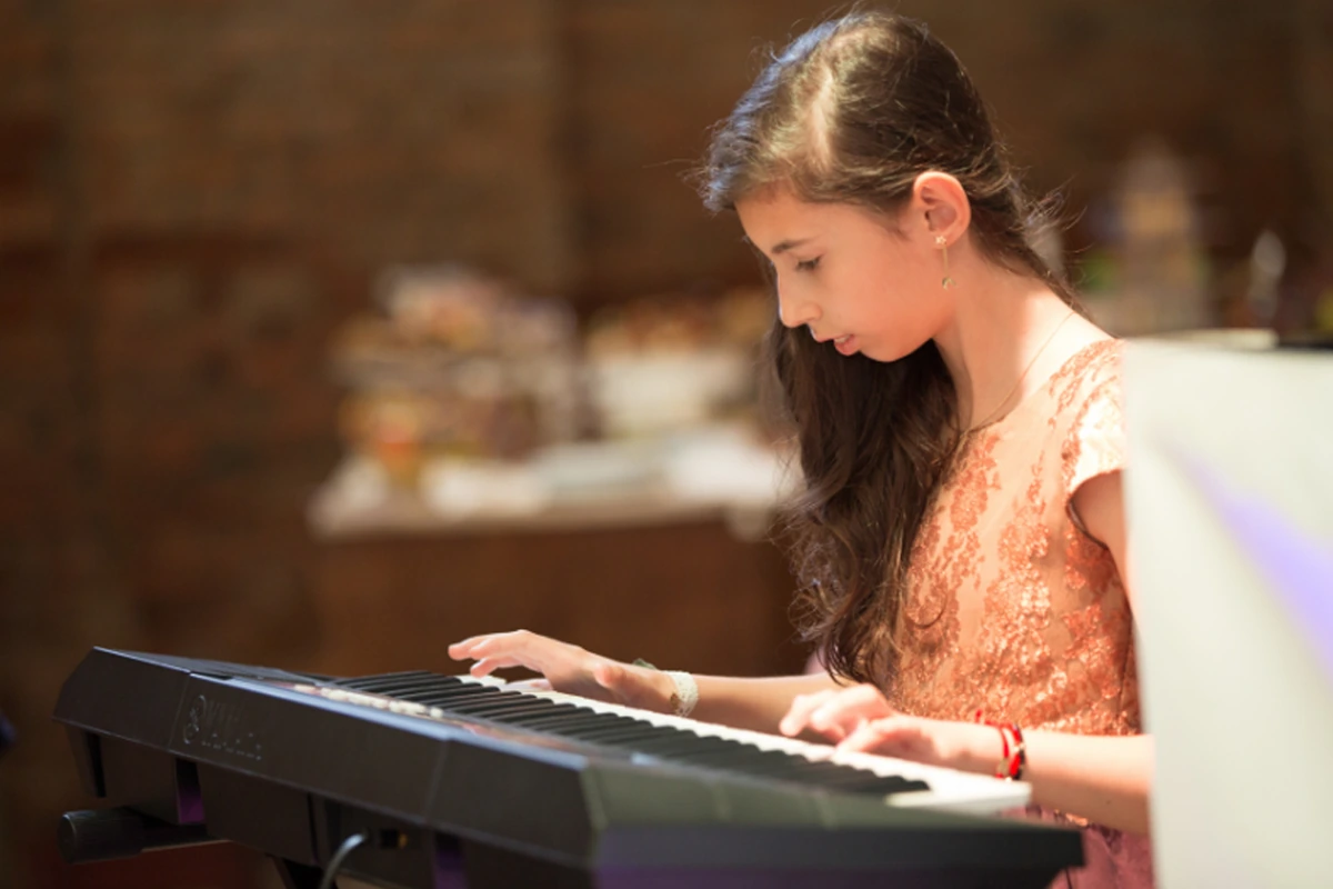Pianul, muzica și beneficiile pe termen lung