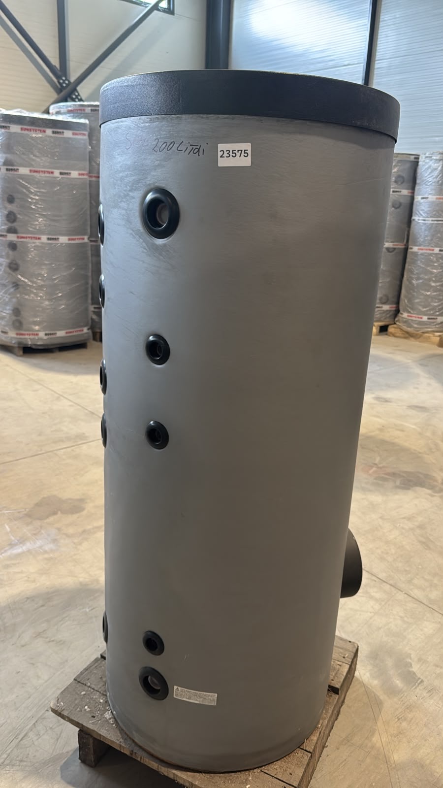 PRODUS RESIGILAT CU DEFECTE ESTETICE DAR IN PERFECTA STARE DE FUNCTIONARE !!! Boiler 200 litri cu 2 serpentine SUNSYSTEM SON  200 pentru centrala termica si solar montaj pe sol izolatie  termica manta de protectie  flansa de vizitare emailat cu