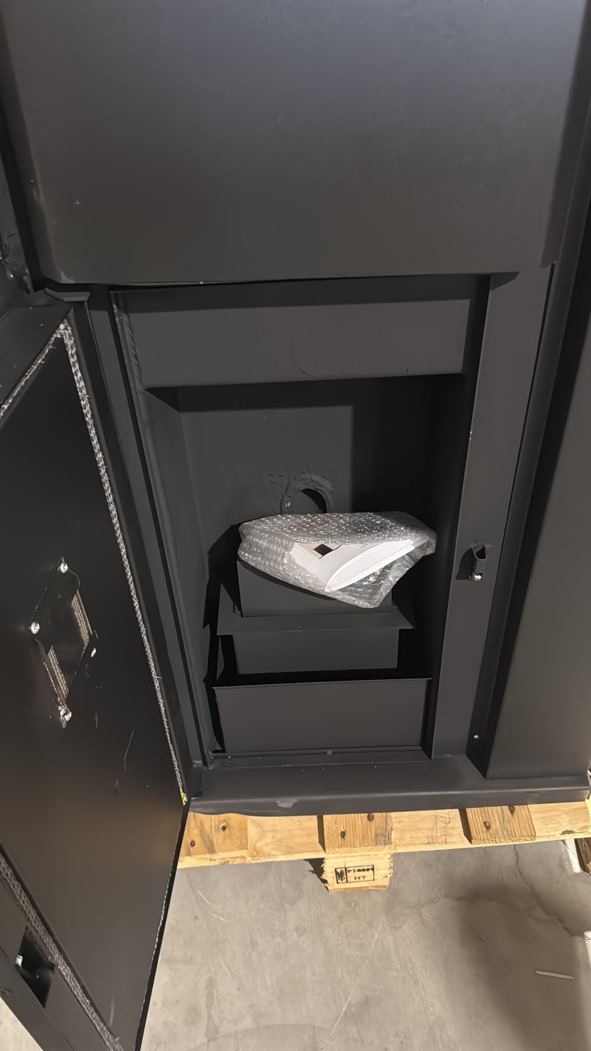 PRODUS RESIGILAT NOU IN PERFECTA STARE DE FUNCTIONARE !!! Centrala monobloc pe peleti Fornello Pellet King 40 kw complet echipata pentru incalzire pompa  vas de expansiune supapa de siguranta automatizare  tiraj fortat buncar peleti 100 kg a