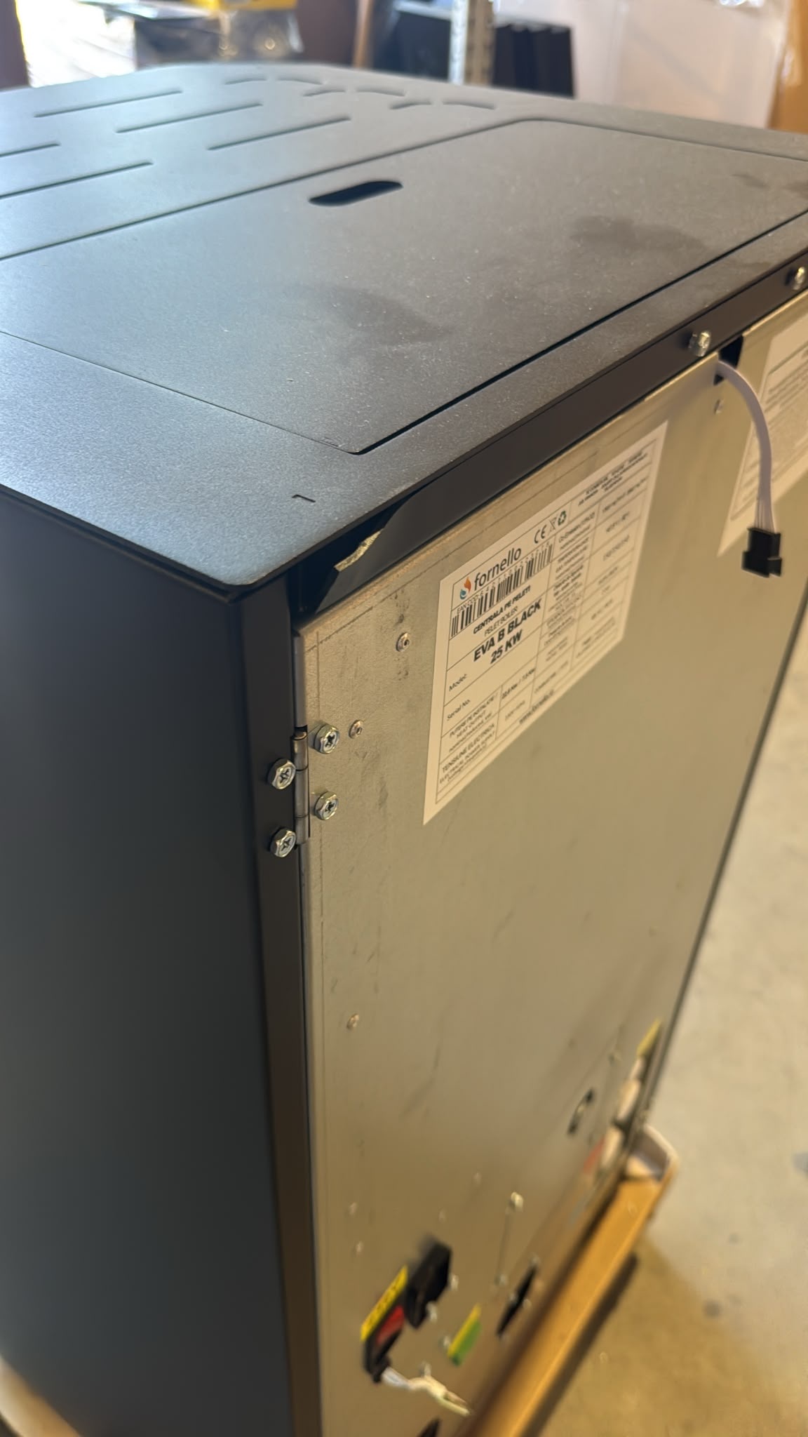 PRODUS RESIGILAT CU DEFECTE ESTETICE DAR IN PERFECTA STARE DE FUNCTIONARE 23654 !!! Centrala pe peleti Fornello EVA B Black 25 KW pompa circulatie vas expansiune Grup siguranta WI-FI buncar tiraj fortat recomandat pentru 160 mp Negru