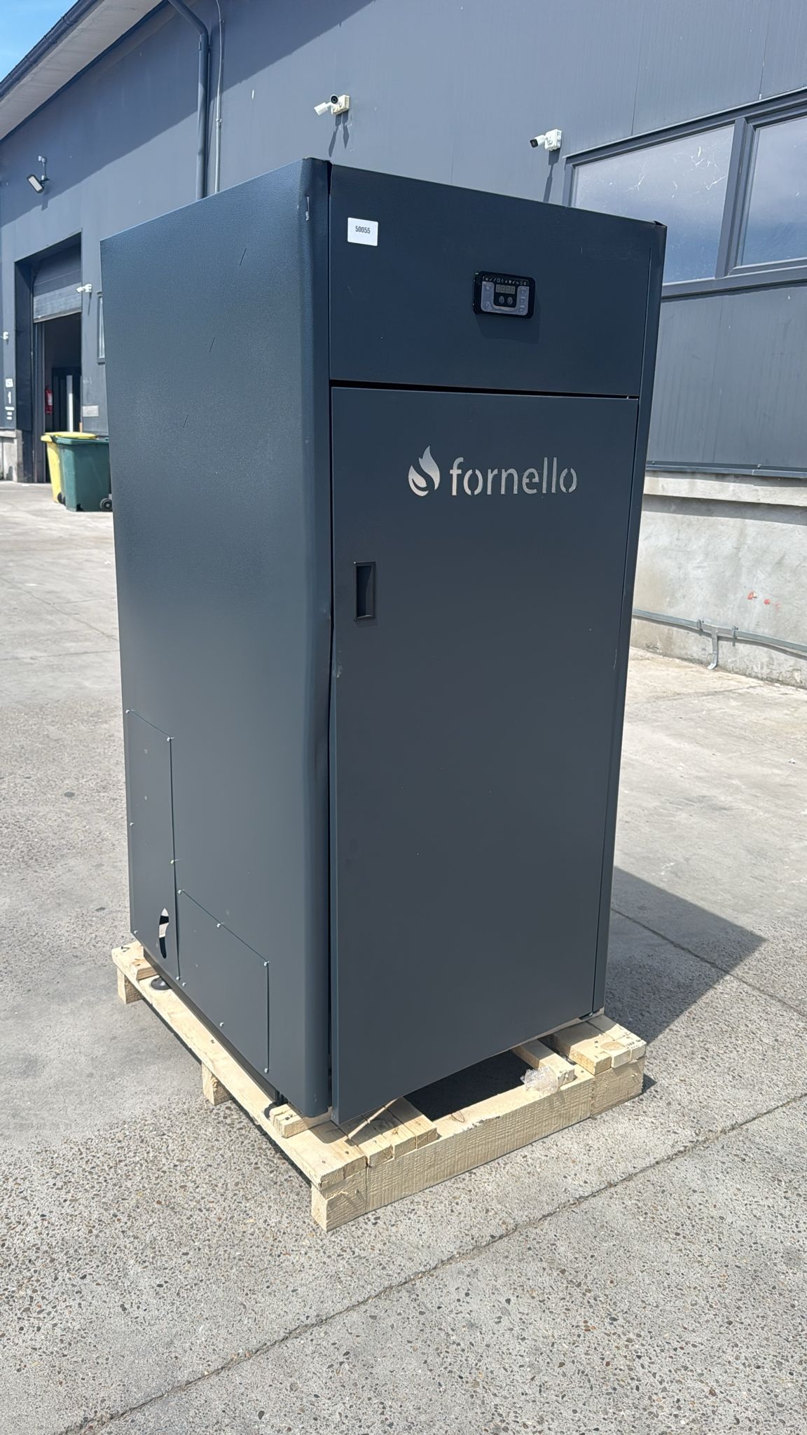 PRODUS RESIGILAT NOU PREZINTA LOVITURI DAR IN PERFECTA STARE DE FUNCTIONARE cod 50055 !!! CENTRALA PE PELETI FORNELLO KING PLUS 30 KW echipata cu: pompa de circulatie vas de expansiune supapa de siguranta automatizare rezervor pentru peleti 12