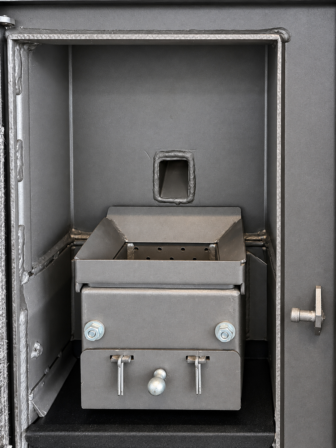 Pachet Termoșemineu Fornello Primo Truva 25 kW Ivory pompa de circulatie vas de expansiune supape de siguranta curatare mecanica creuzet Calorifere Boiler 100 l kit evacuare 3.5 ml Termostat Salus 091FLRFV2 Aspirator Cenusa si fitinguri