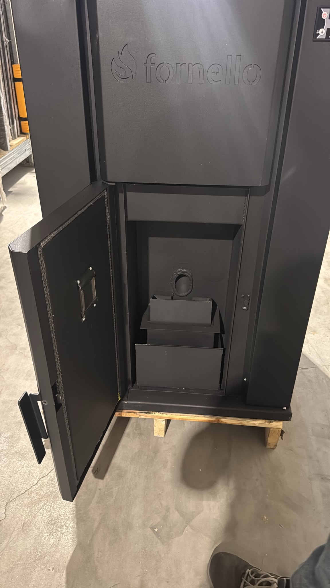PRODUS RESIGILAT NOU IN PERFECTA STARE DE FUNCTIONARE !!!  Centrala monobloc pe peleti Fornello  Pellet King  35 kw complet echipata   pentru incalzire pompa  vas de expansiune supapa de siguranta automatizare