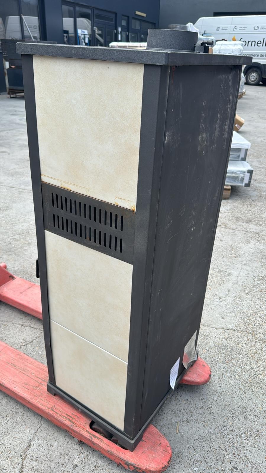 PRODUS NOU RESIGILAT USOR LOVIT DAR IN PERFECTA STARE DE FUNCTIONARE cod 14556 !!! Semineu (Soba) pe lemne Fornello Roma G Ivory 11-13 kW 490x460x1160 mm prevazut cu plita si cuptor pentru gatit gratar ardere din fonta camera de ardere samotata