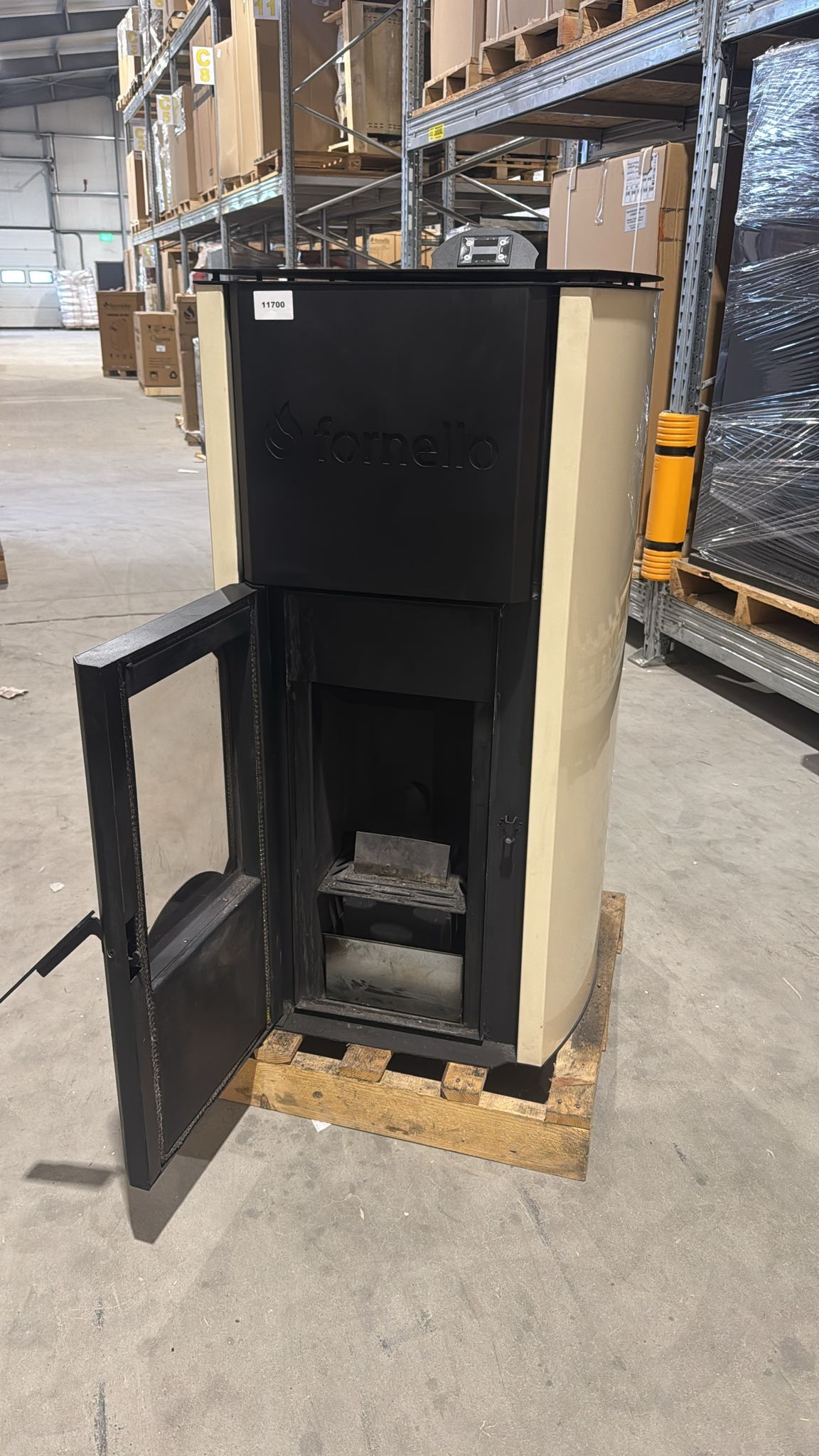 PRODUS RECONDITIONAT CU MICI LOVITURI IN PERFECTA STARE DE FUNCTIONARE 11700 !!! Termosemineu centrala pe peleti Fornello Royal 30 kw complet echipat cu pompa de circulatie vas expansiune  supapa de siguranta buncar de peleti 30 kg automatizar