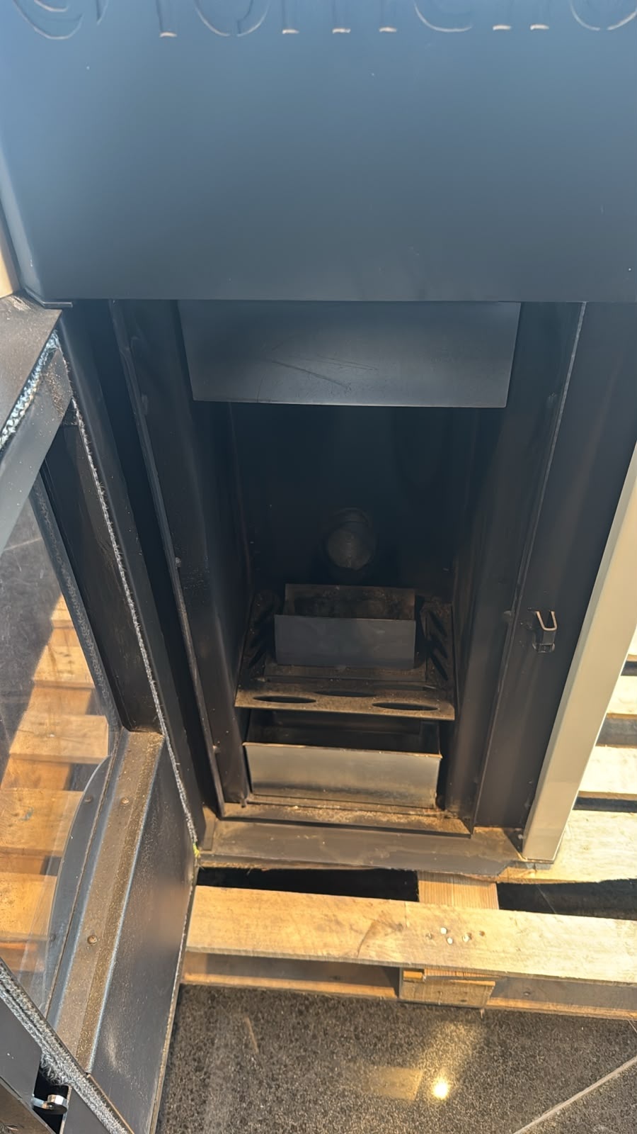 PRODUS RECONDITIONAT IN PERFECTA STARE DE FUNCTIONARE 13050 !!! Termosemineu centrala peleti Fornello Royal 25 kw  complet echipat pentru incalzire pompa vas expansiune automatizare telecomanda buncar peleti tiraj fortat culoare Ivory (crem)