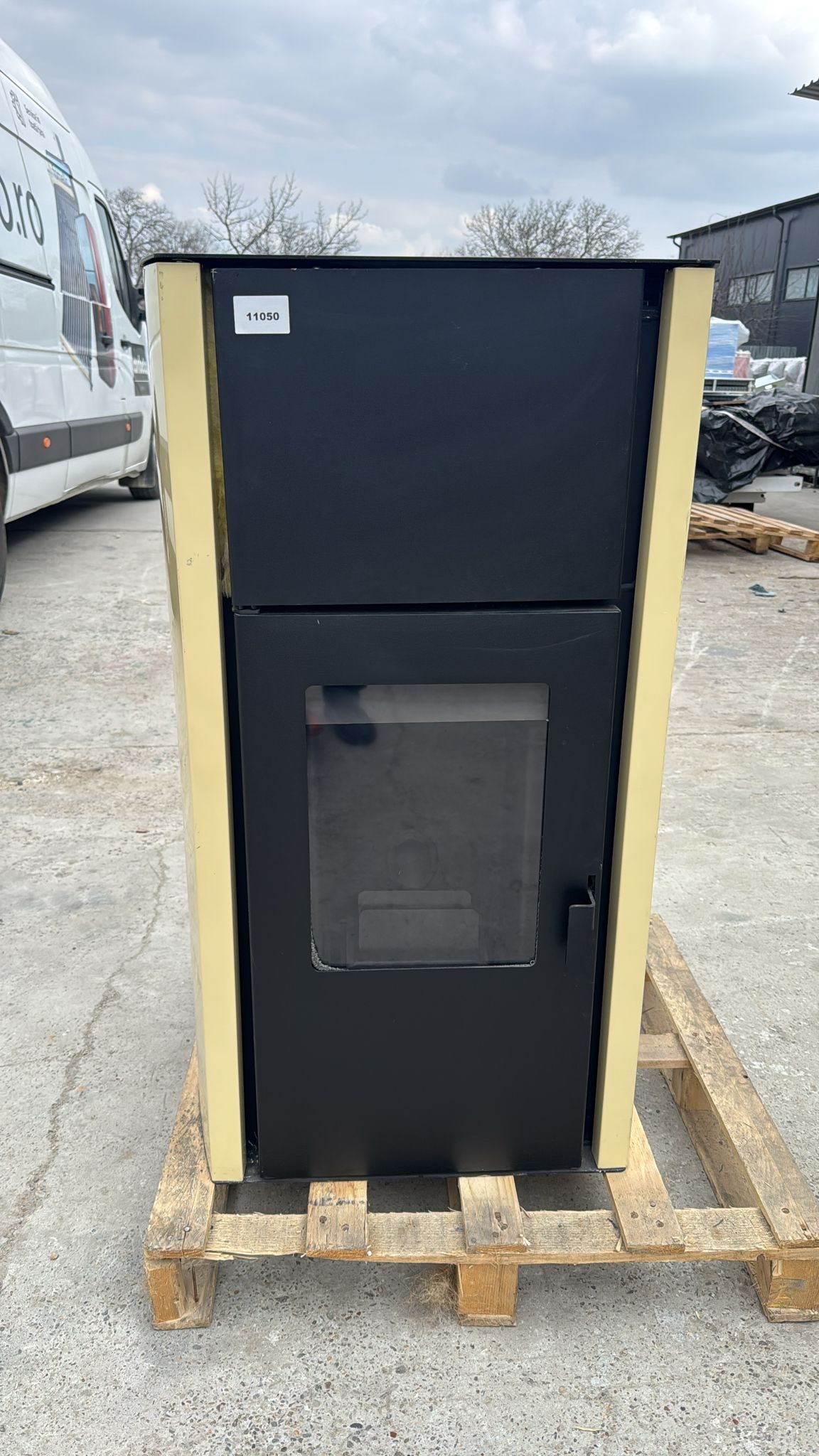 PRODUS RESIGILAT NOU CU MICI LOVITURI IN PERFECTA STARE DE FUNCTIONARE 11050 !!!Termosemineu pe peleti Fornello Fiama Confort 25 kw complet echipat pentru incalzire pompa vas expansiune automatizare buncar peleti 25 kg  tiraj fortat