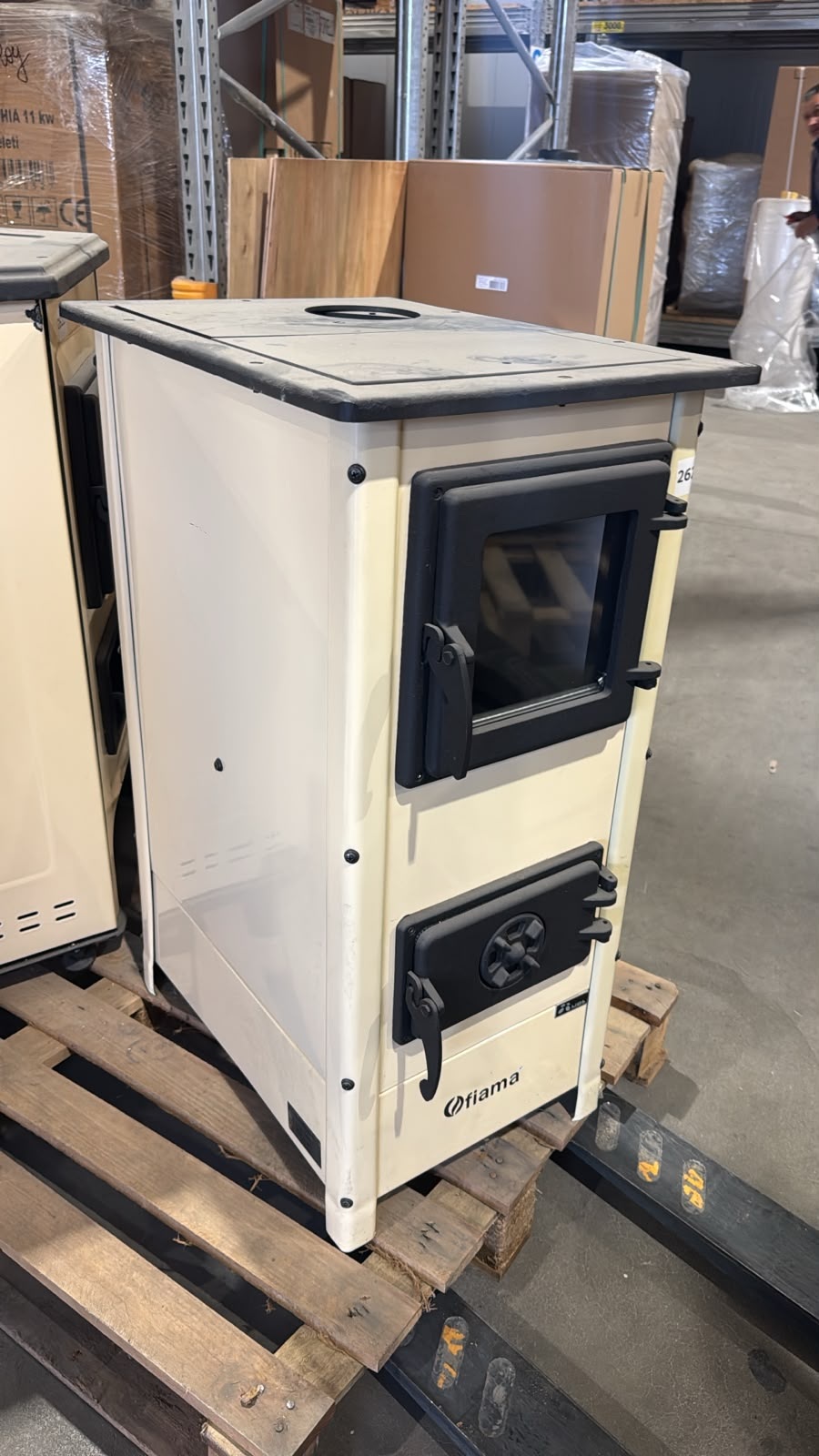 PRODUS NOU RESIGILAT SAU USOR LOVIT DAR IN PERFECTA STARE DE FUNCTIONARE 26216 !!! Semineu cu plita din fonta Fiama SD HERA pe lemnebrichete si carbune putere 6 kW culoare crem