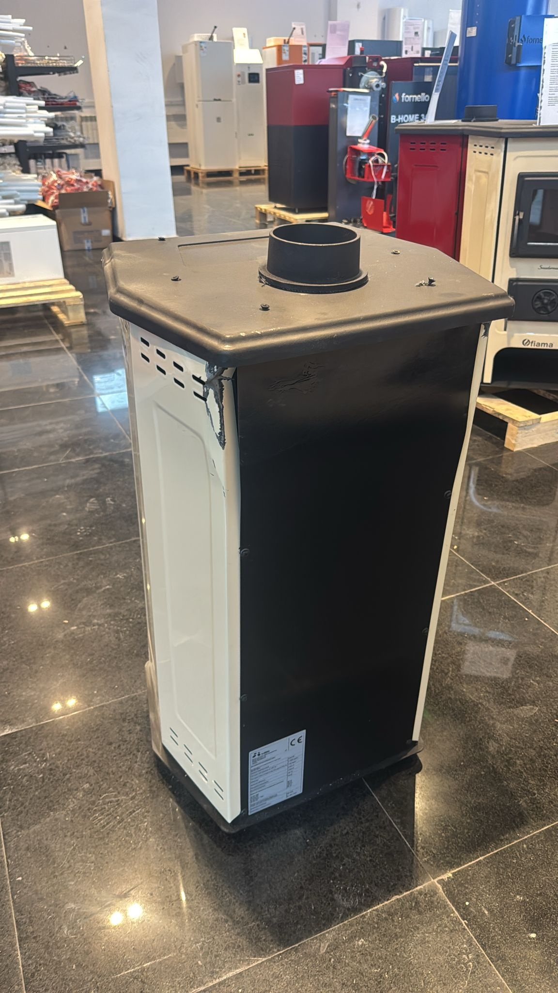 PRODUS NOU RESIGILAT USOR LOVIT DAR IN PERFECTA STARE DE FUNCTIONARE cod 6002 !!! Semineu cu plita din fonta Fiama SD HIT pe lemnebrichete si carbune putere 6 kW culoare crem