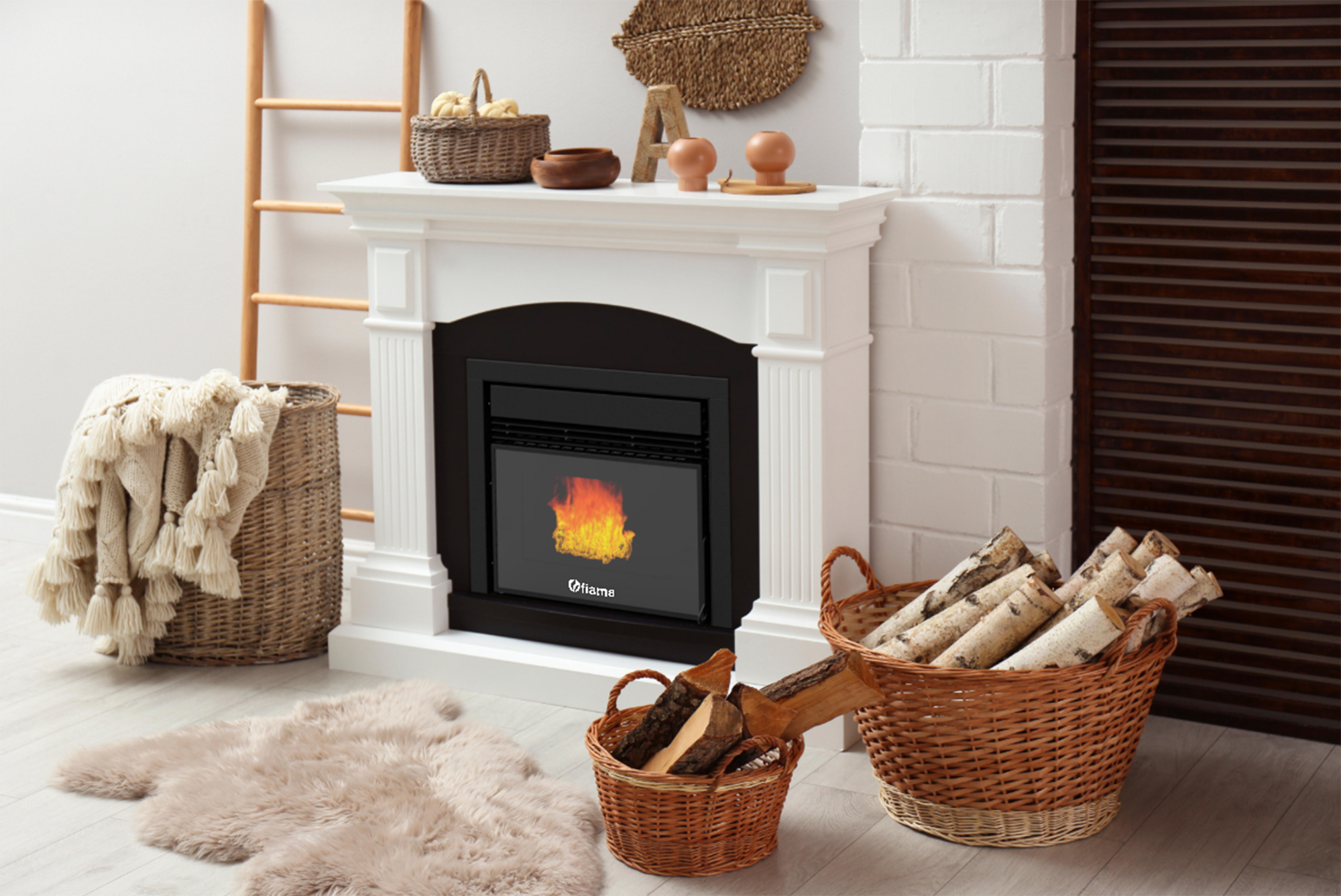 Semineu incastrabil pe peleti cu aer cald Fiama INSERT 11 kw aprindere electrica tiraj fortat wifi focar din fonta recomandat pentru 110 mp