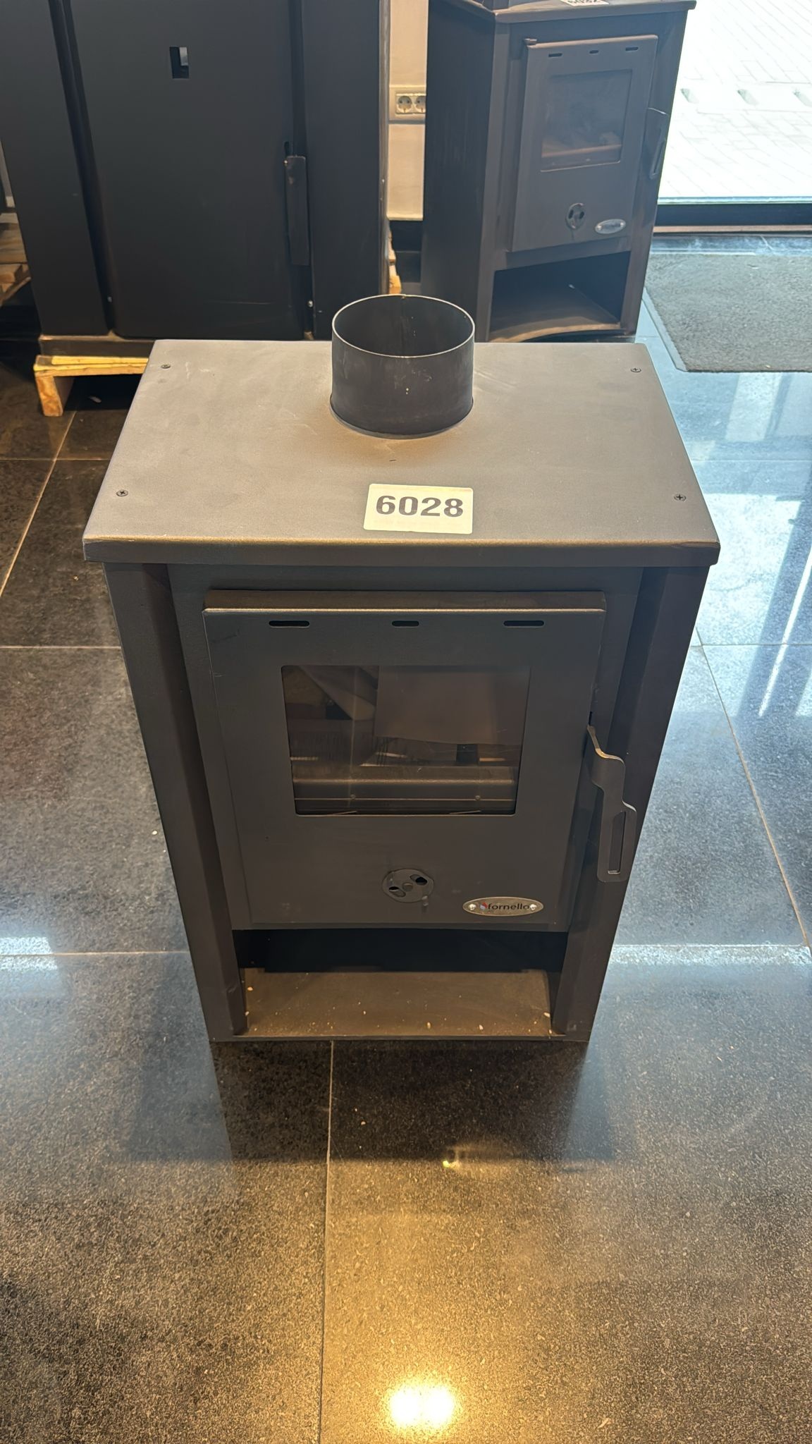 PRODUS NOU RESIGILAT CU MICI ZGARIETURI DAR IN PERFECTA STARE DE FUNCTIONARE cod 6028 !!! Semineu ( SOBA ) combustibil solid Fornello B1 7-9 KW 465x390x800 mm