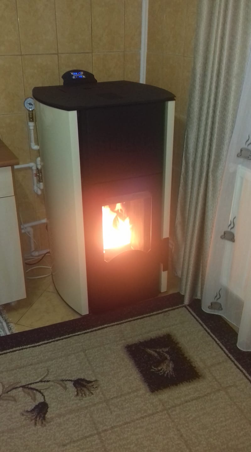 Termosemineu centrala pe peleti Fornello Royal 30 kw complet echipat cu pompa de circulatie vas expansiune  supapa de siguranta buncar de peleti 30 kg automatizare culoare crem pana la 200 mp