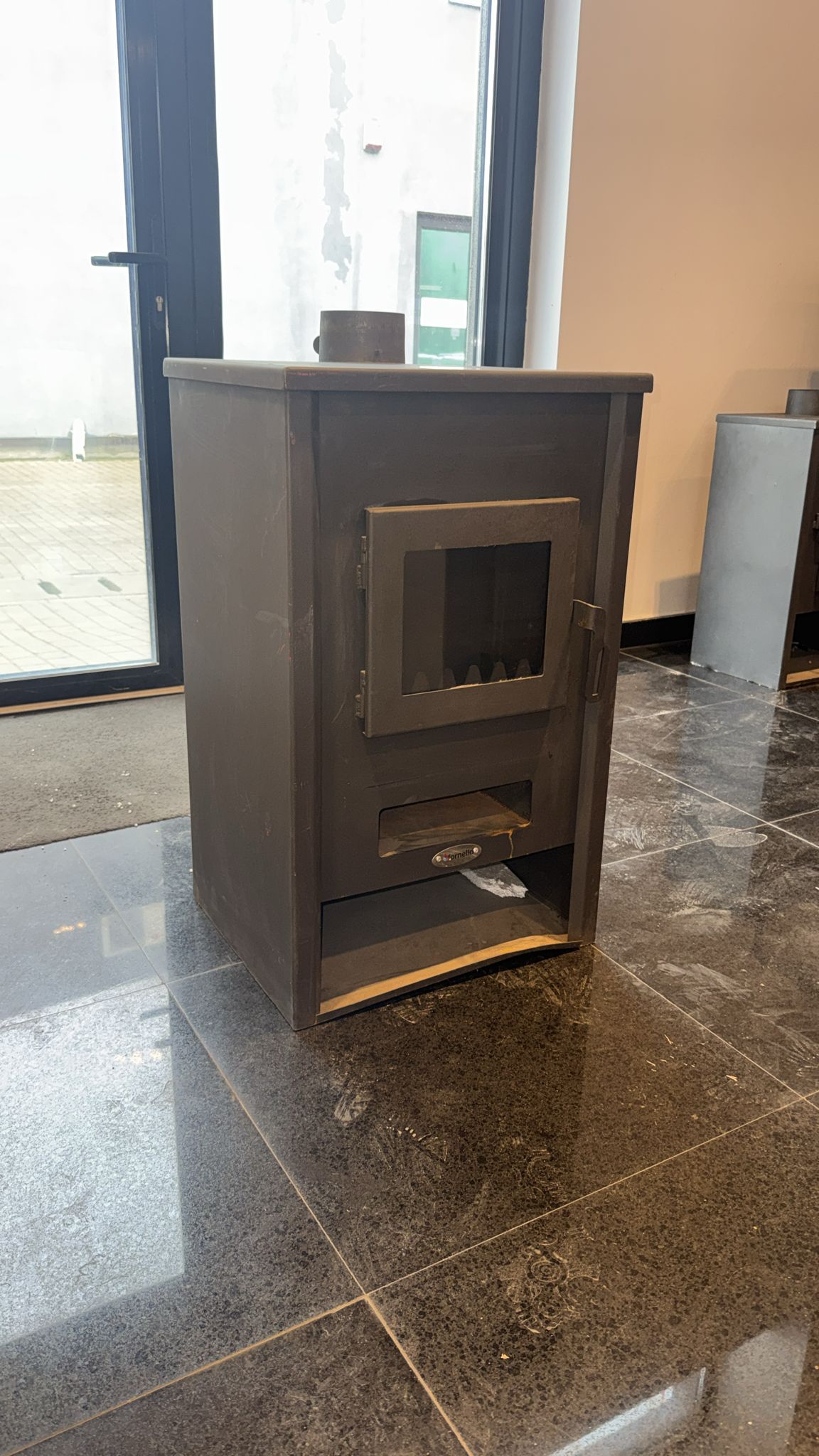 PRODUS NOU RESIGILAT USOR LOVIT DAR IN PERFECTA STARE DE FUNCTIONARE cod 6042 !!! Termosemineu pe lemn brichete si carbune Fornello PADOVA E 19.4 kW 510x500x910 mm