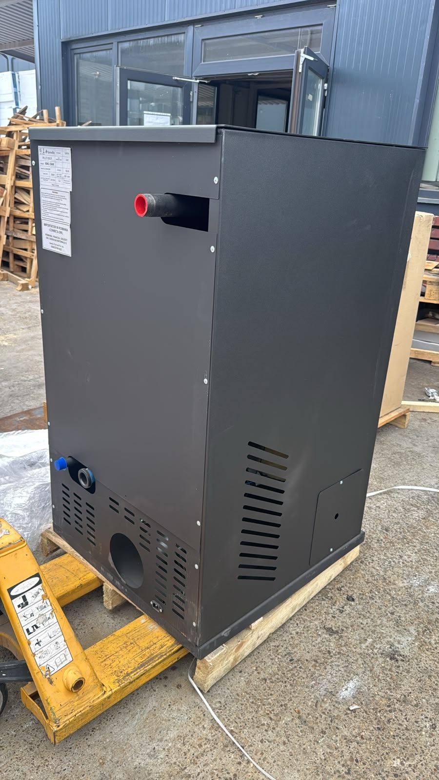 PRODUS RESIGILAT NOU IN PERFECTA STARE DE FUNCTIONARE !!! Termosemineu pe peleti Fornello Pellet King 35 kw complet echipata pentru incalzire pompa  vas de expansiune supapa de siguranta automatizare  tiraj fortat buncar peleti 80 litri apri