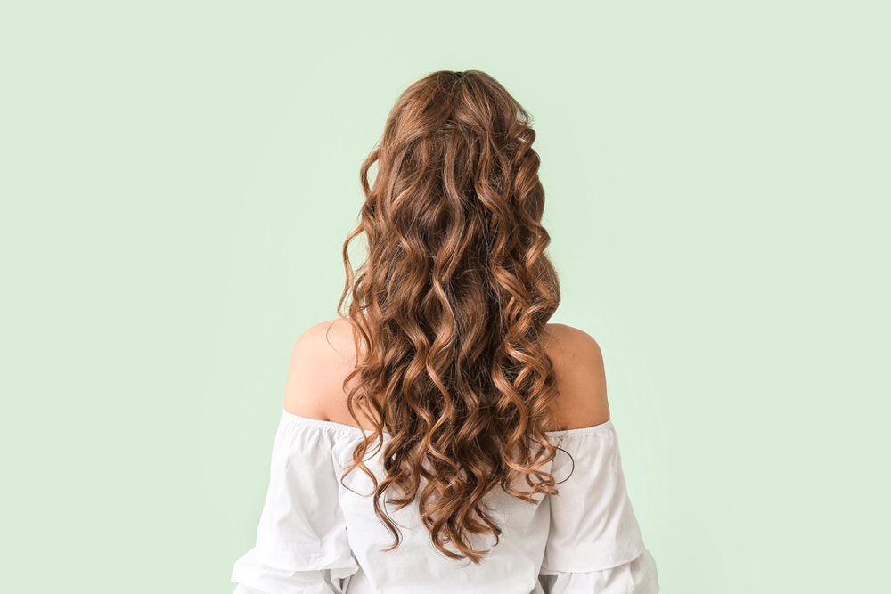 Sfaturi și trucuri pentru îngrijirea și stilizarea părului creț
