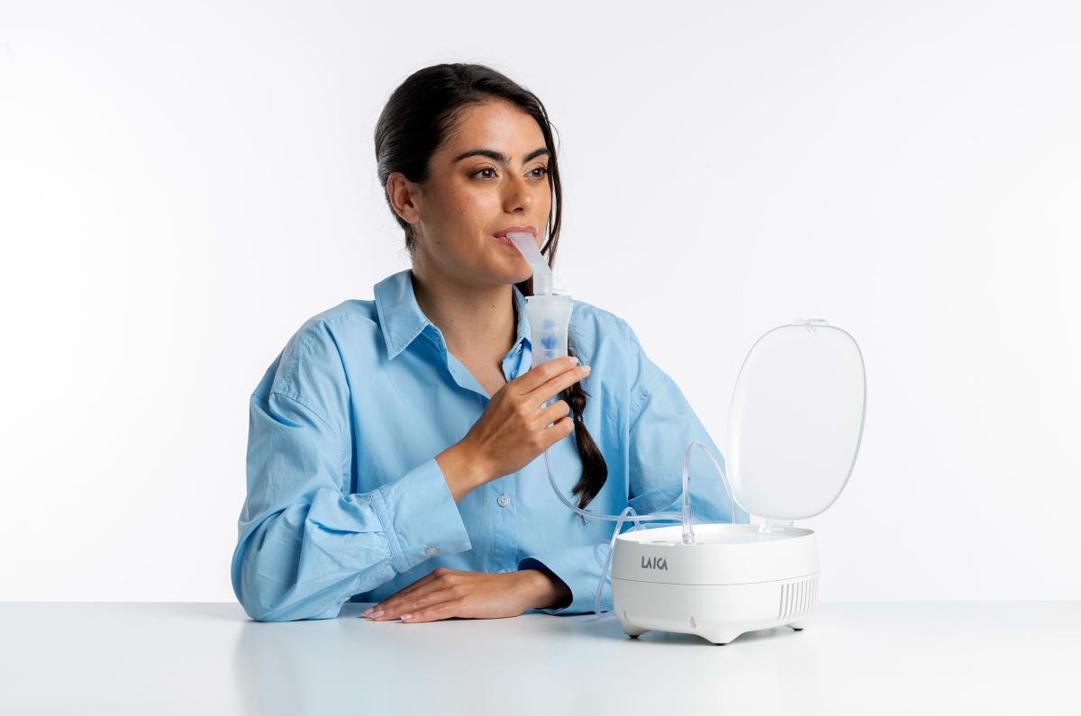 NOU: Aparat de aerosoli Laica NE2015, compartiment accesorii, cu piston, copii si adulti, [15],laicashop.ro