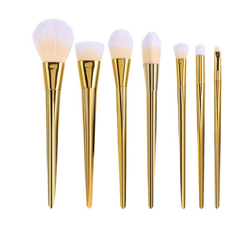 Set pensule makeup Lila Rossa, cu maner auriu, 7 buc auriu imagine noua 2022