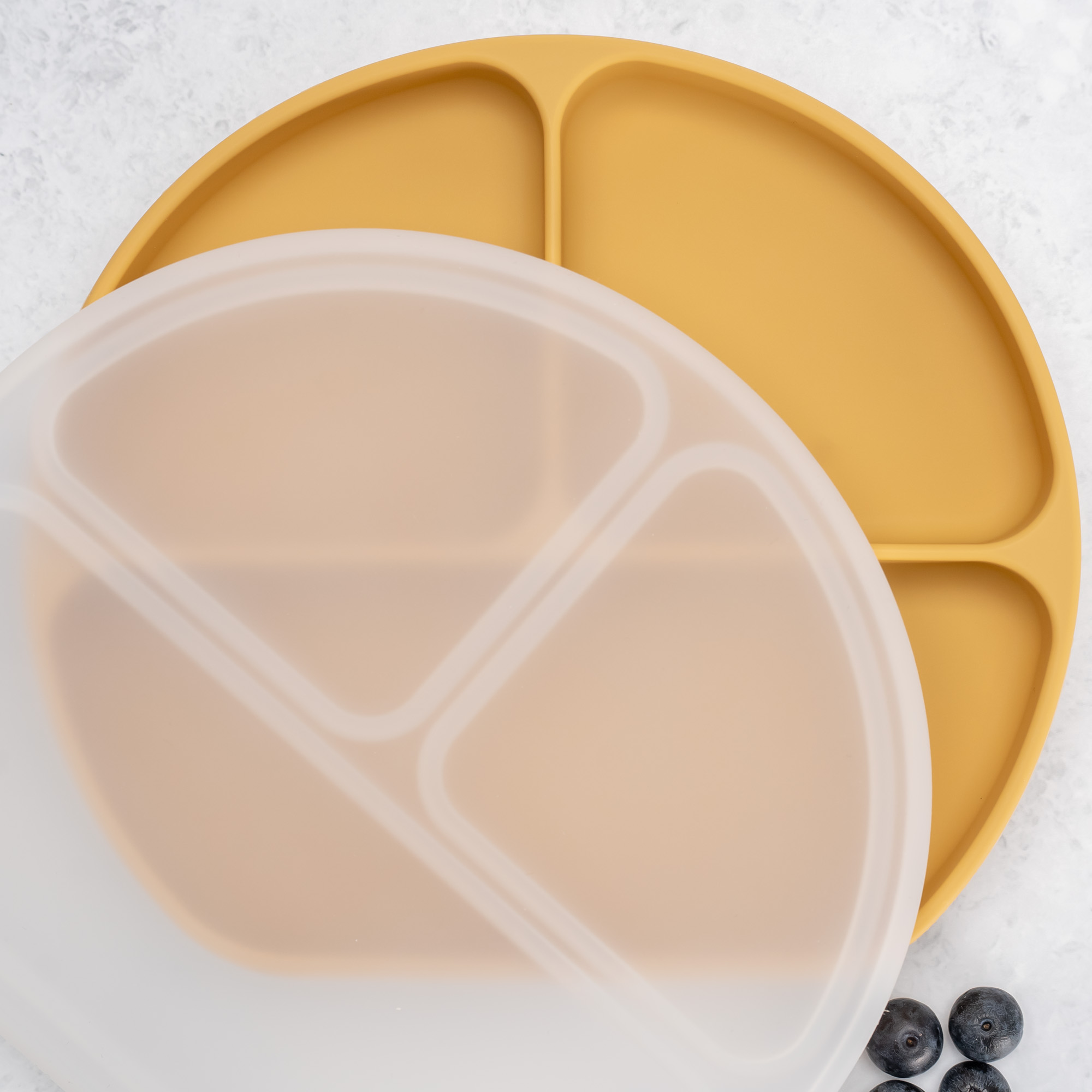 Castroane si farfurii - Appekids Farfurie compartimentata din silicon cu ventuza si capac culoare Honey, medik-on.ro