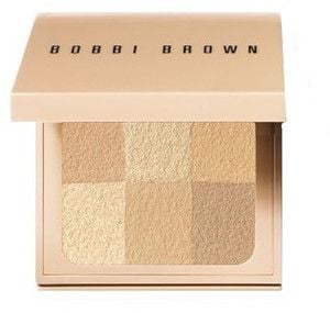 Puderul dramat polish Bobbi Brown Nude Finish Illuminating Powder este un pudra iluminatoare in nuante nude, cu o greutate de 6.6g.